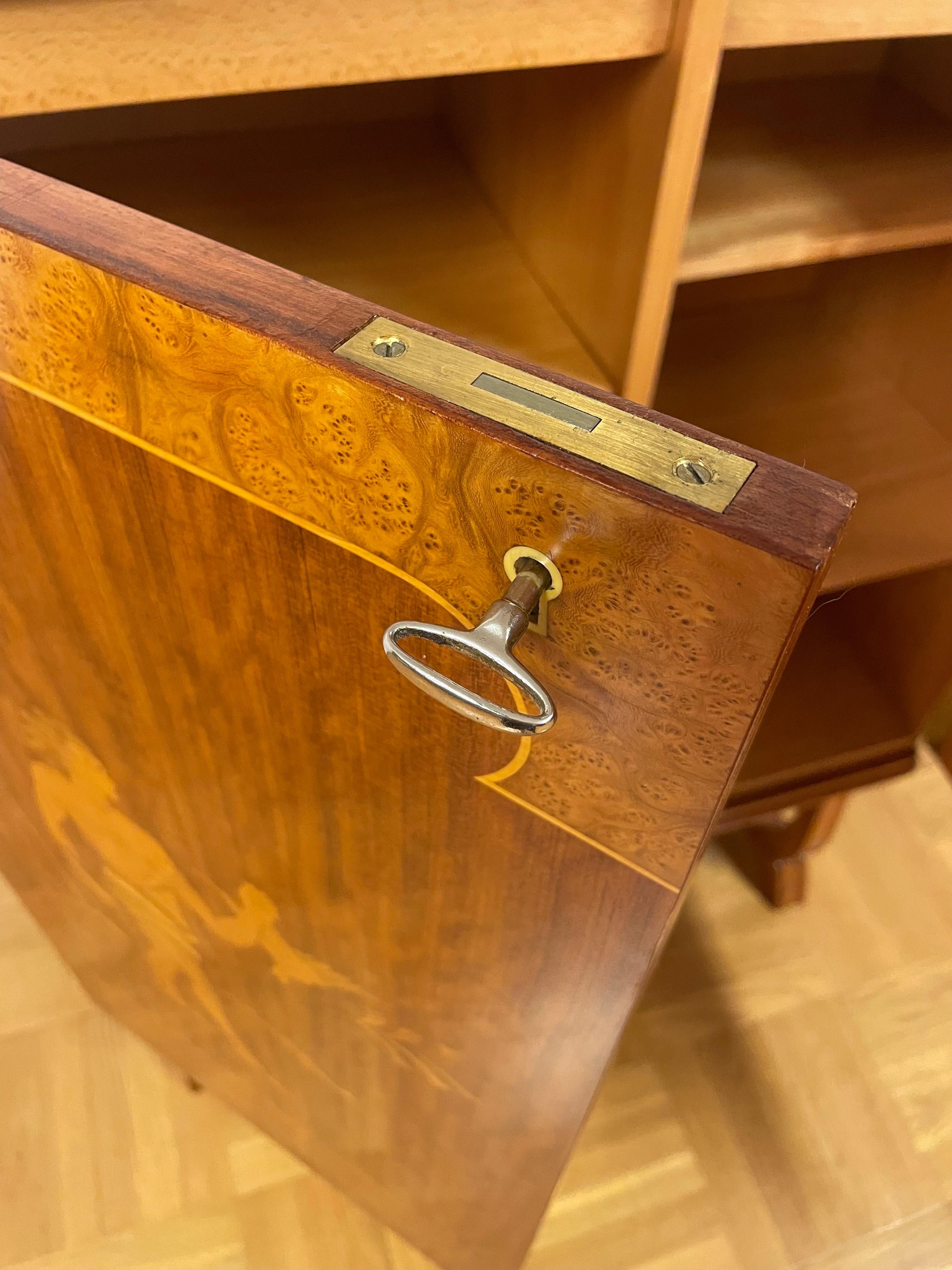 Betulla Armadio moderno svedese degli anni '30 di Vingåkers Möbelfabrik con decorazioni Mjölby Intarsia in vendita