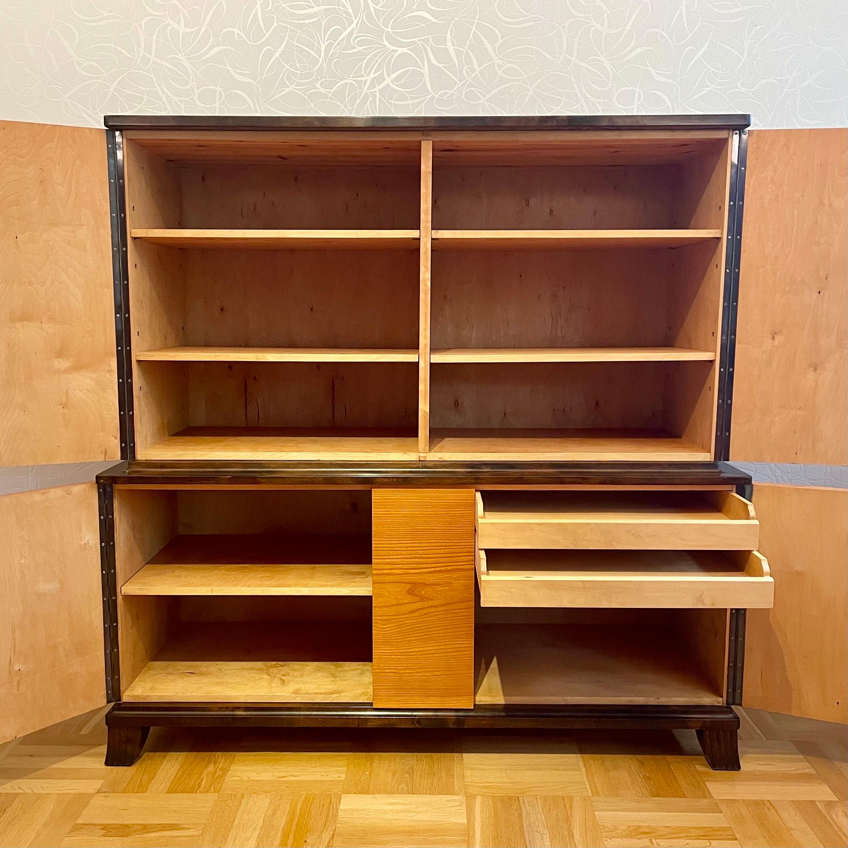 Schwedischer moderner Schrank mit Intarsien aus Ulme und Birke, 1930er Jahre im Angebot 5