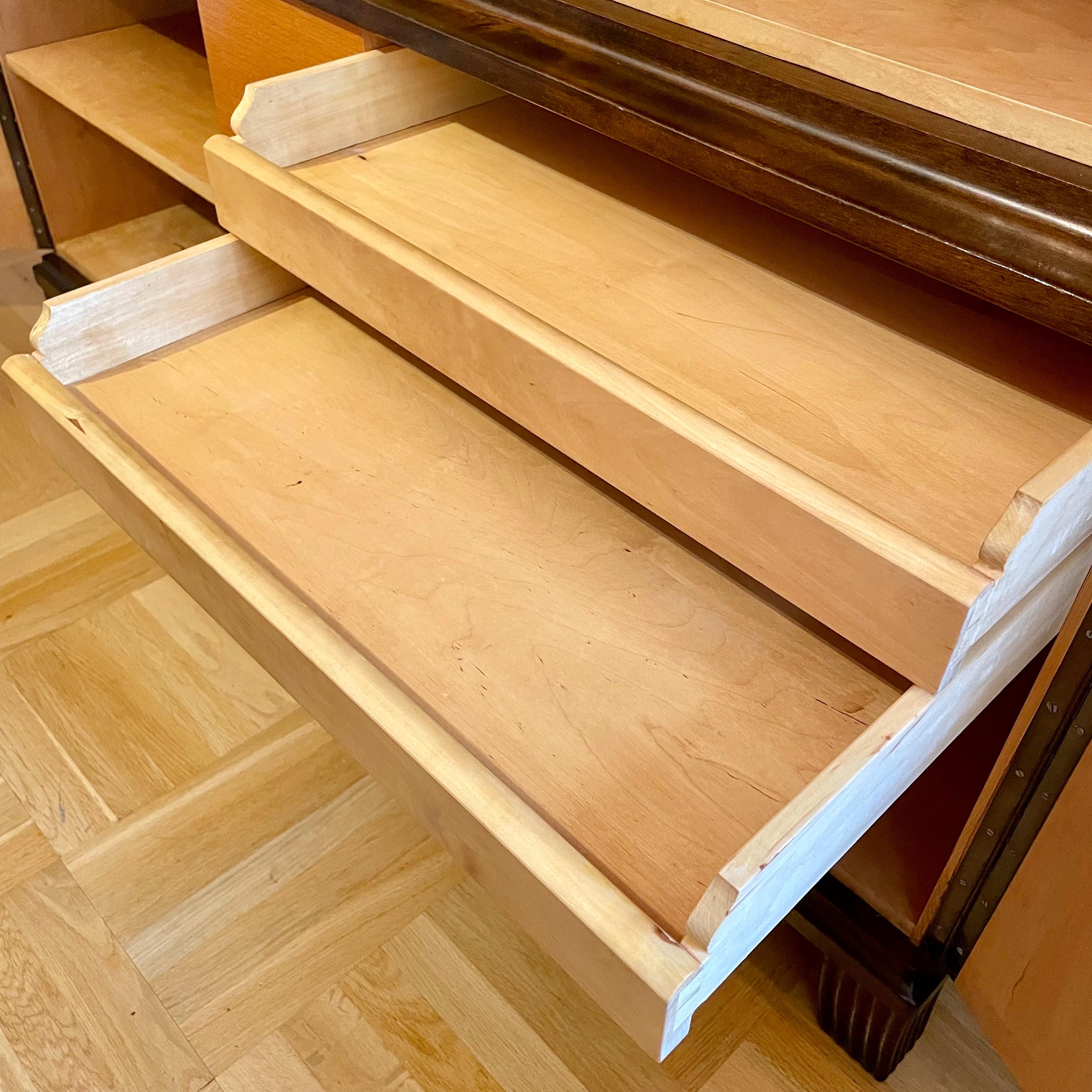 Schwedischer moderner Schrank mit Intarsien aus Ulme und Birke, 1930er Jahre im Angebot 6