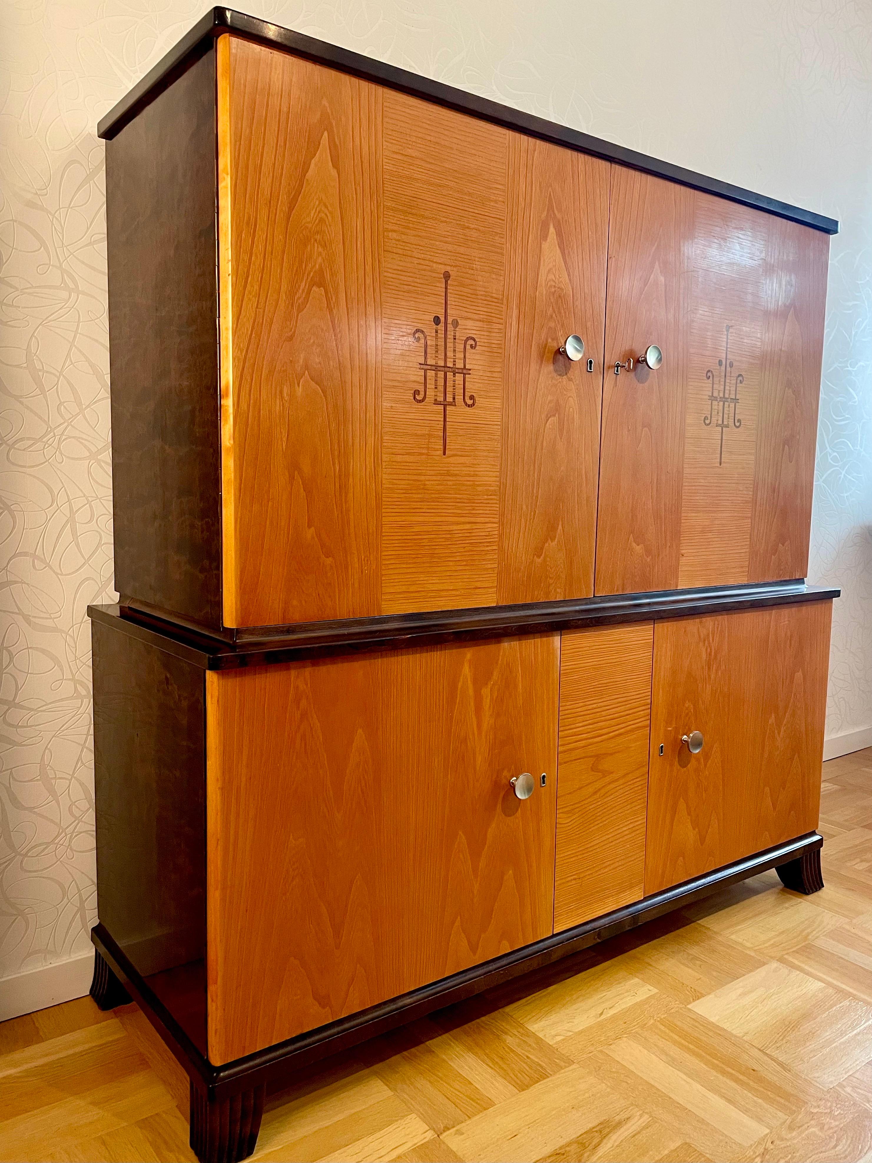 Schwedischer moderner Schrank mit Intarsien aus Ulme und Birke, 1930er Jahre (Skandinavische Moderne) im Angebot