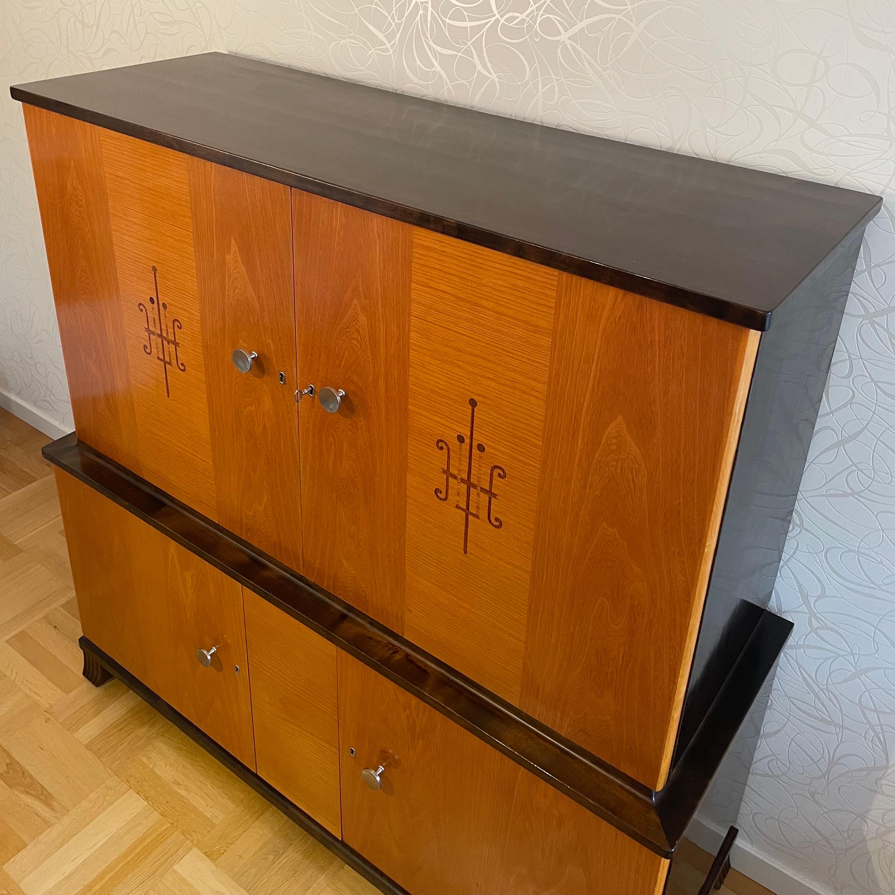 Schwedischer moderner Schrank mit Intarsien aus Ulme und Birke, 1930er Jahre (Handgefertigt) im Angebot