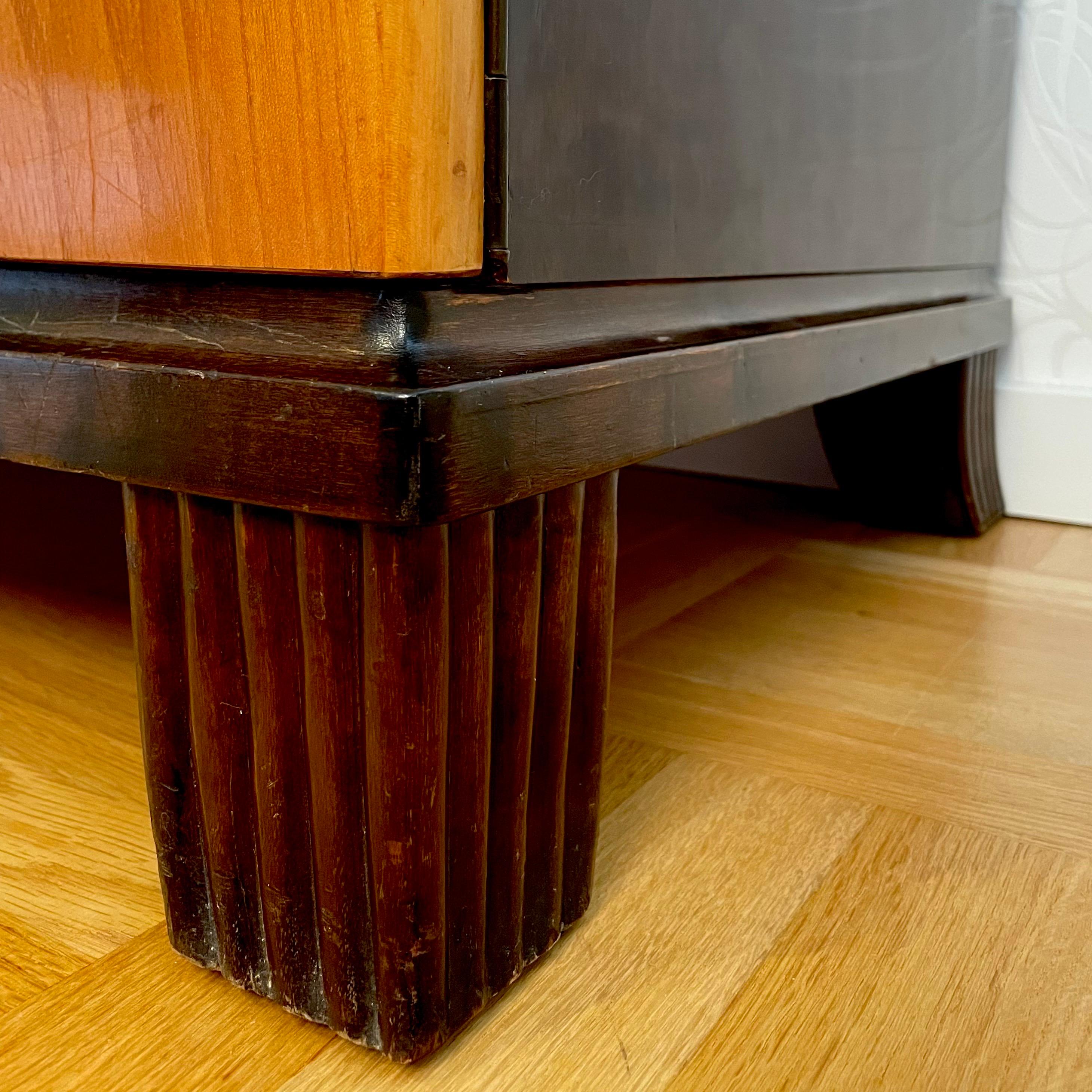 Schwedischer moderner Schrank mit Intarsien aus Ulme und Birke, 1930er Jahre im Angebot 2