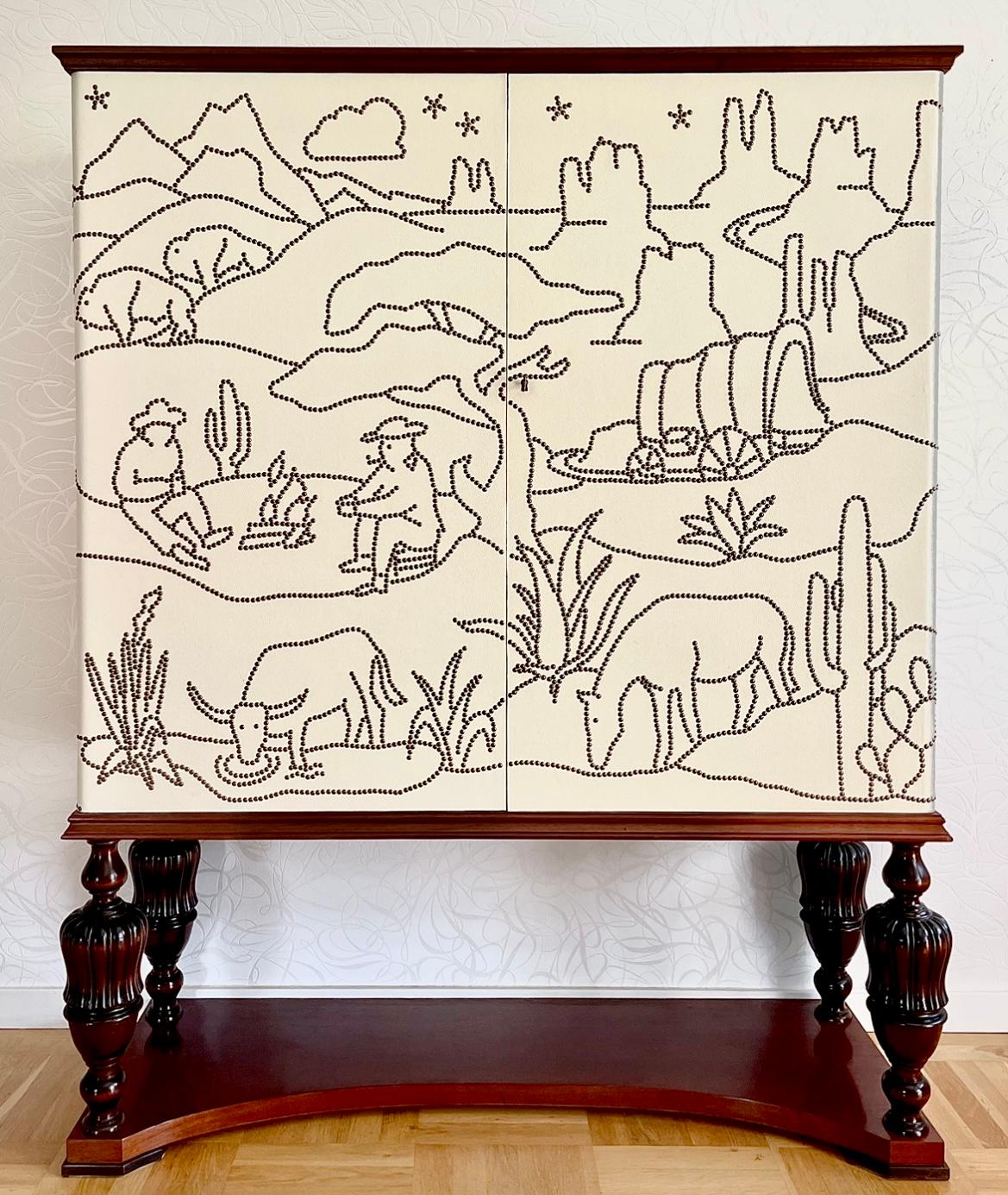 Este es el armario moderno sueco de los años 30 en caoba y abedul teñido. 
Viene decorada con una obra de arte añadida del siglo XXI, 