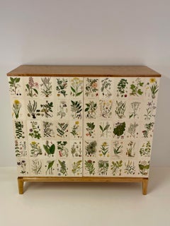 Armario sueco moderno de abedul de los años 40 con decoración antigua de flores silvestres nórdicas