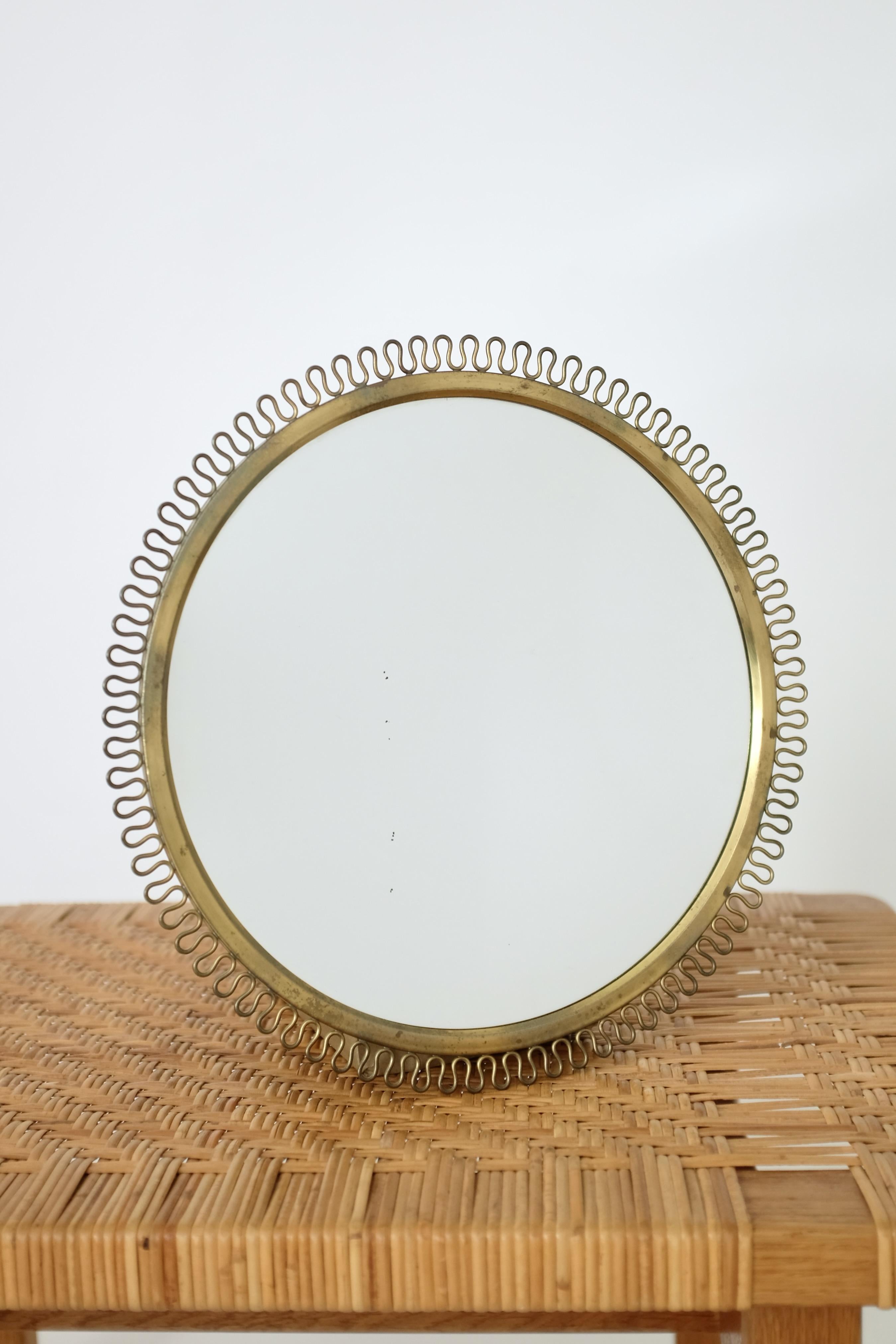 1950's brass mirror in the manor of Josef Frank, Svenskt tenn. Beautiful filigree design around the edges. Age appropriate wear to the brass and glass och overall in a very good condition.

Country: Sweden

Year: 1950's

Material: Brass and
