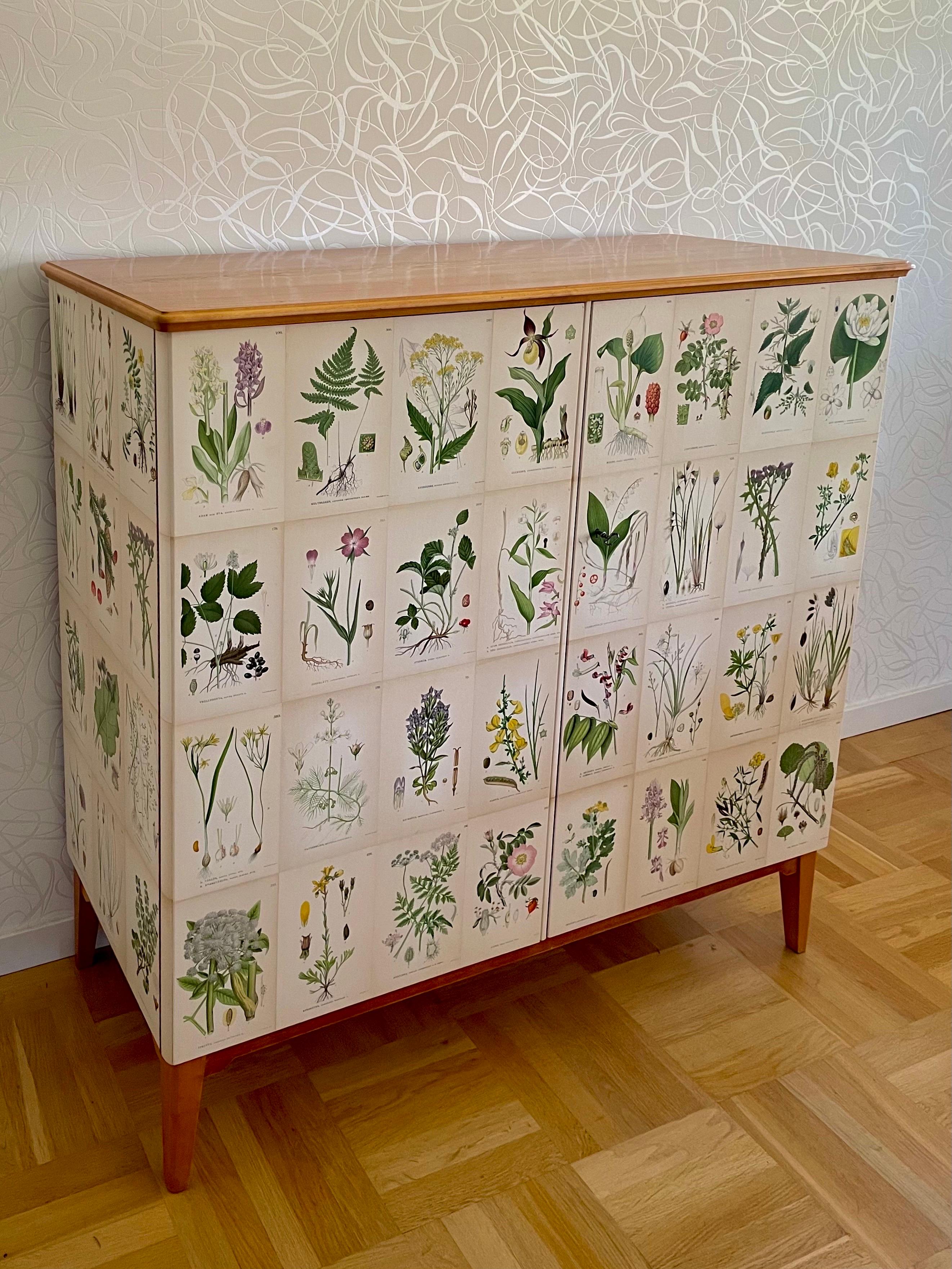 This is the Swedish Modern 1950s Cabinet in Josef Frank-style. 

This cabinet comes with a top veneered in birch. 
A truly elegant cabinet in Josef Frank style, manufactured by Gunnar’s Möbelfabrik in Nässjö in the 1950s. 
Later covered with pages