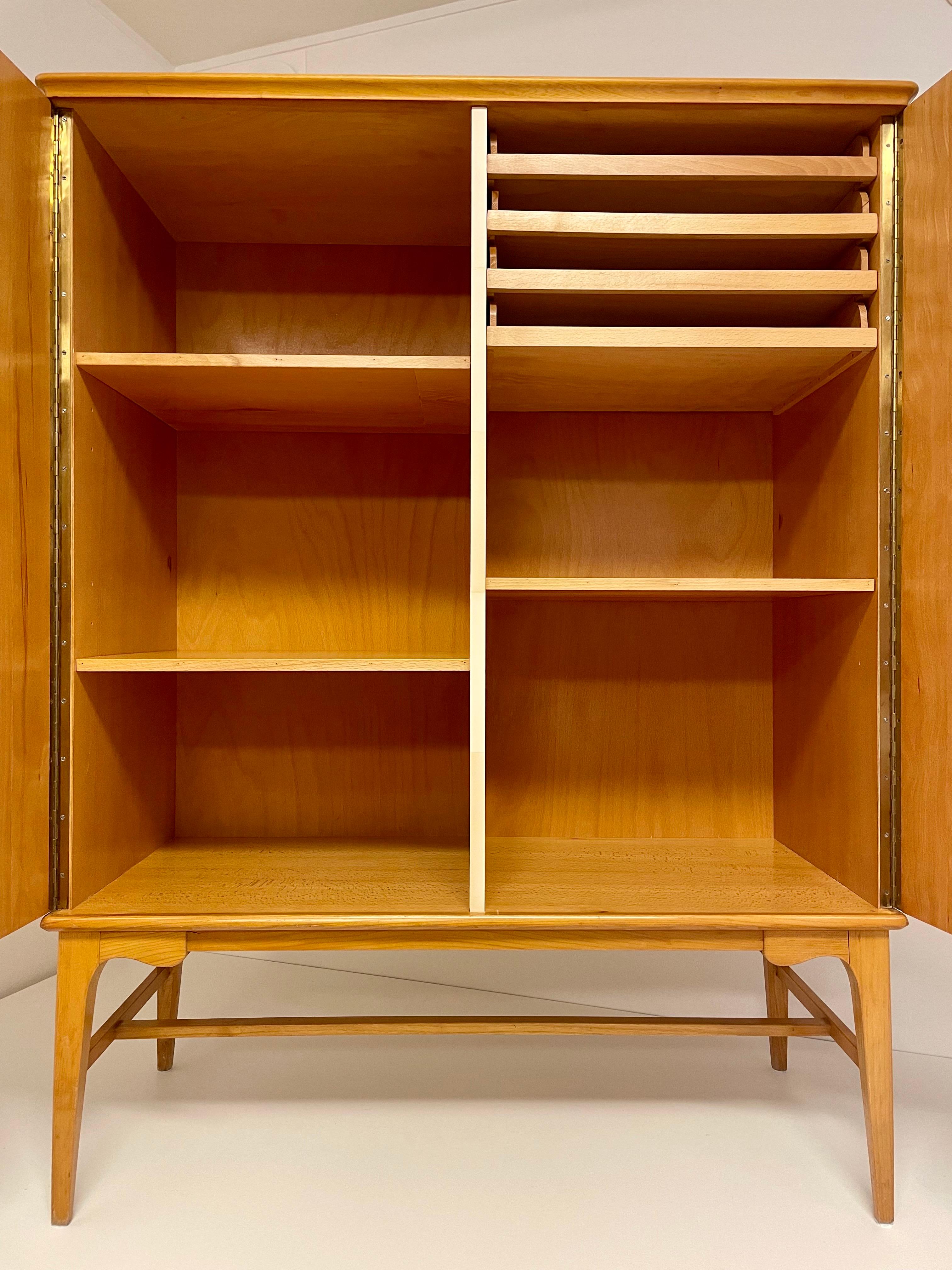 Armoire suédoise moderne des années 1950 en orme avec décor botanique ancien Nordens Flora en vente 2