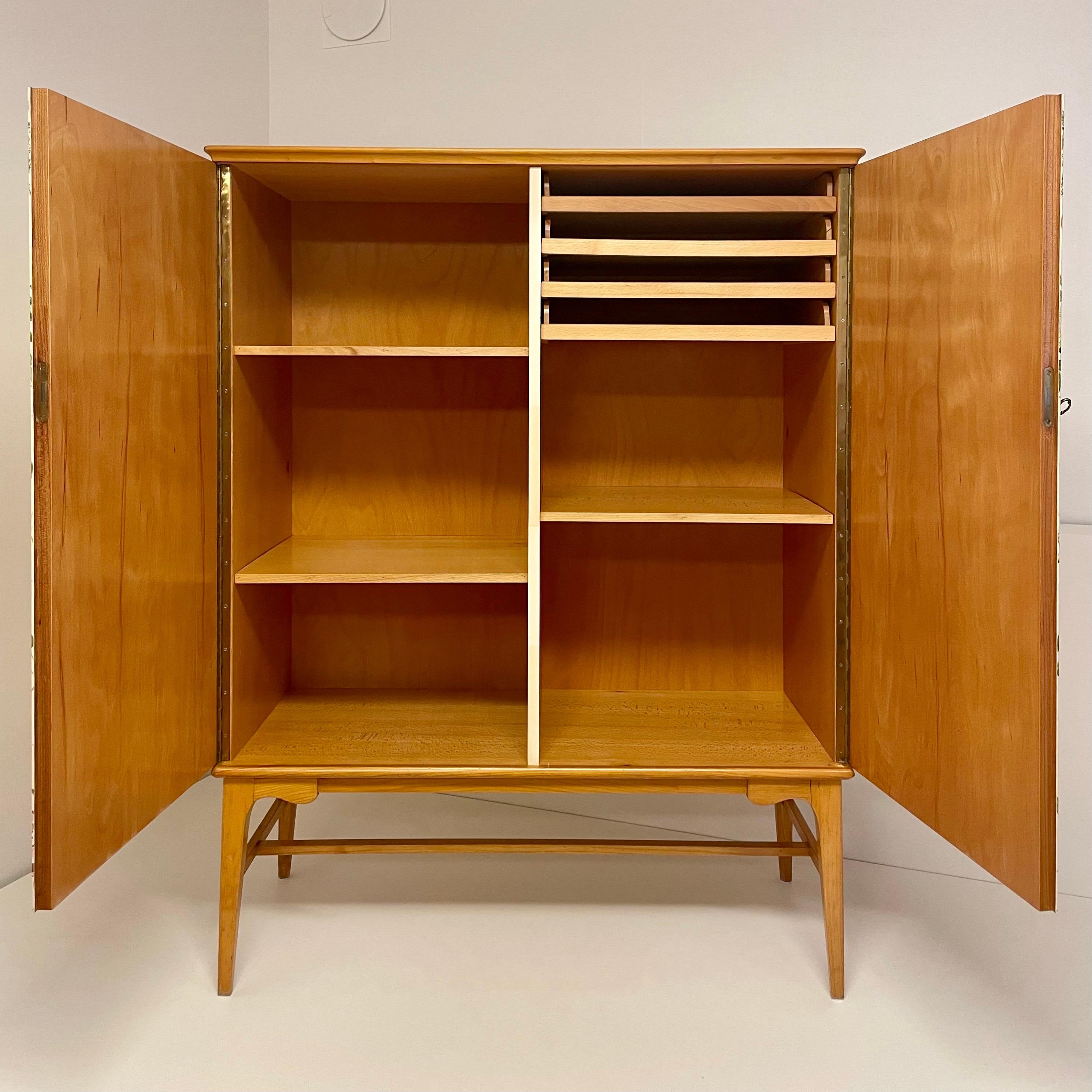 Armoire suédoise moderne des années 1950 en orme avec décor botanique ancien Nordens Flora en vente 3