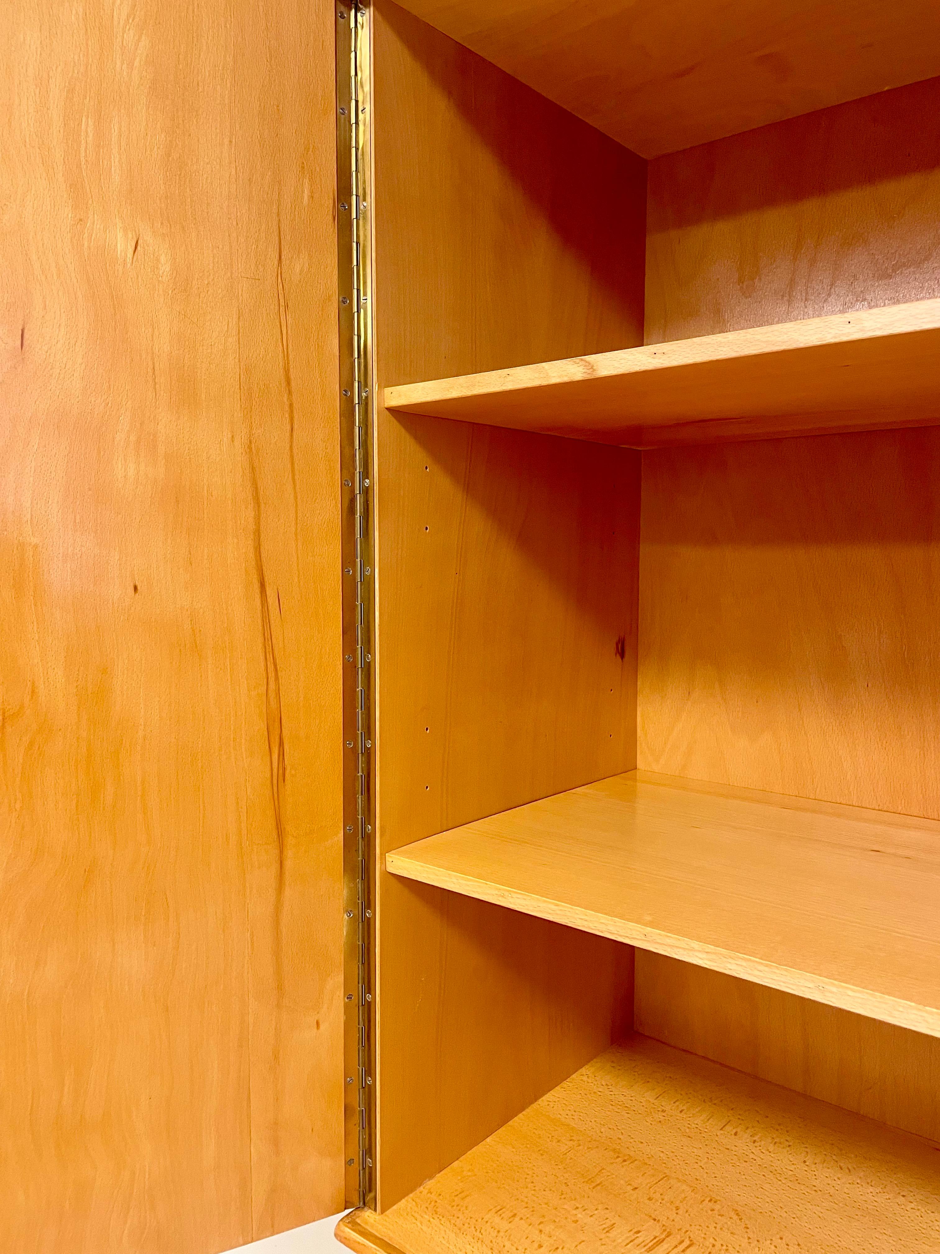 Armoire suédoise moderne des années 1950 en orme avec décor botanique ancien Nordens Flora en vente 7