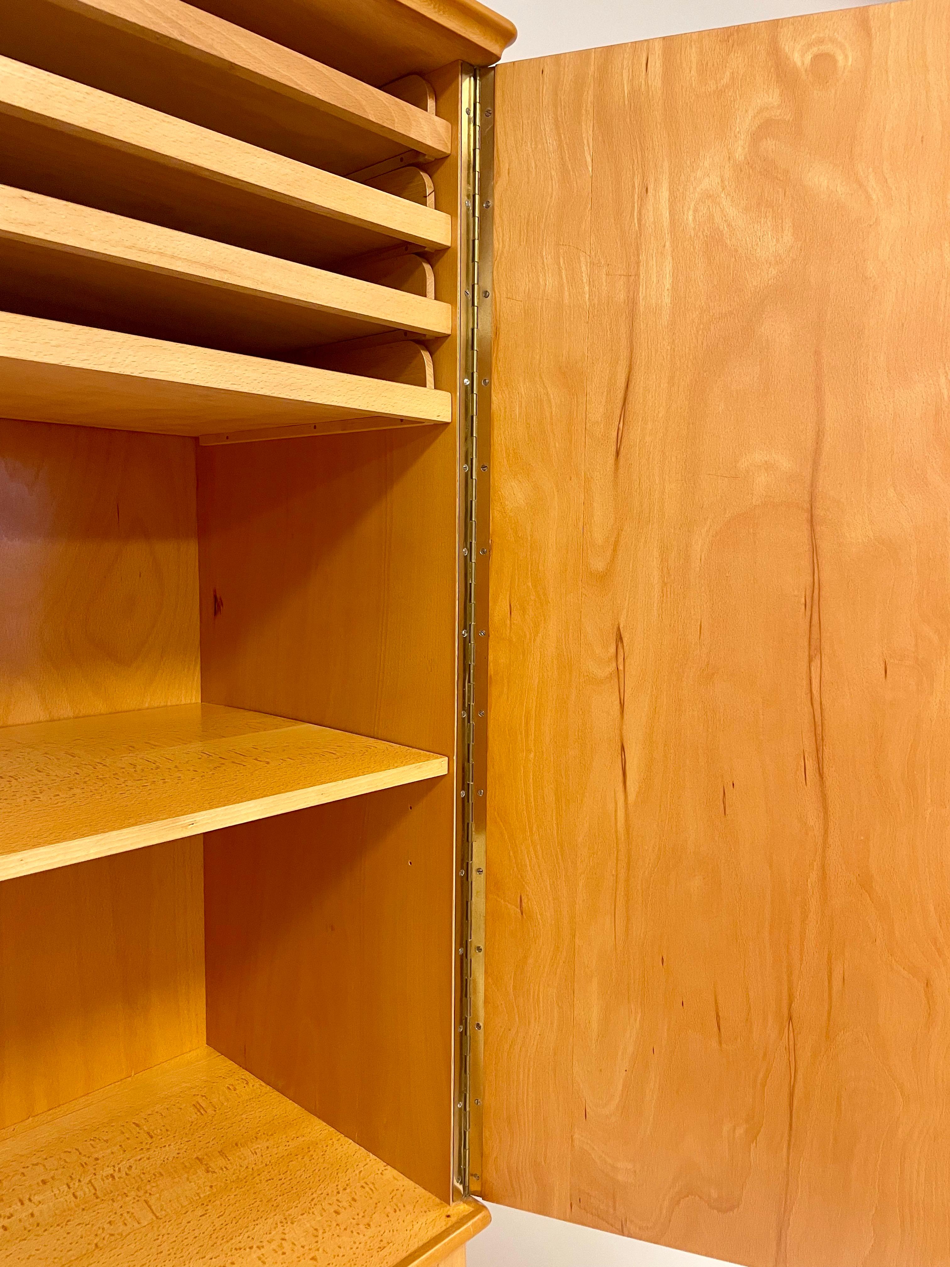 Armoire suédoise moderne des années 1950 en orme avec décor botanique ancien Nordens Flora en vente 8