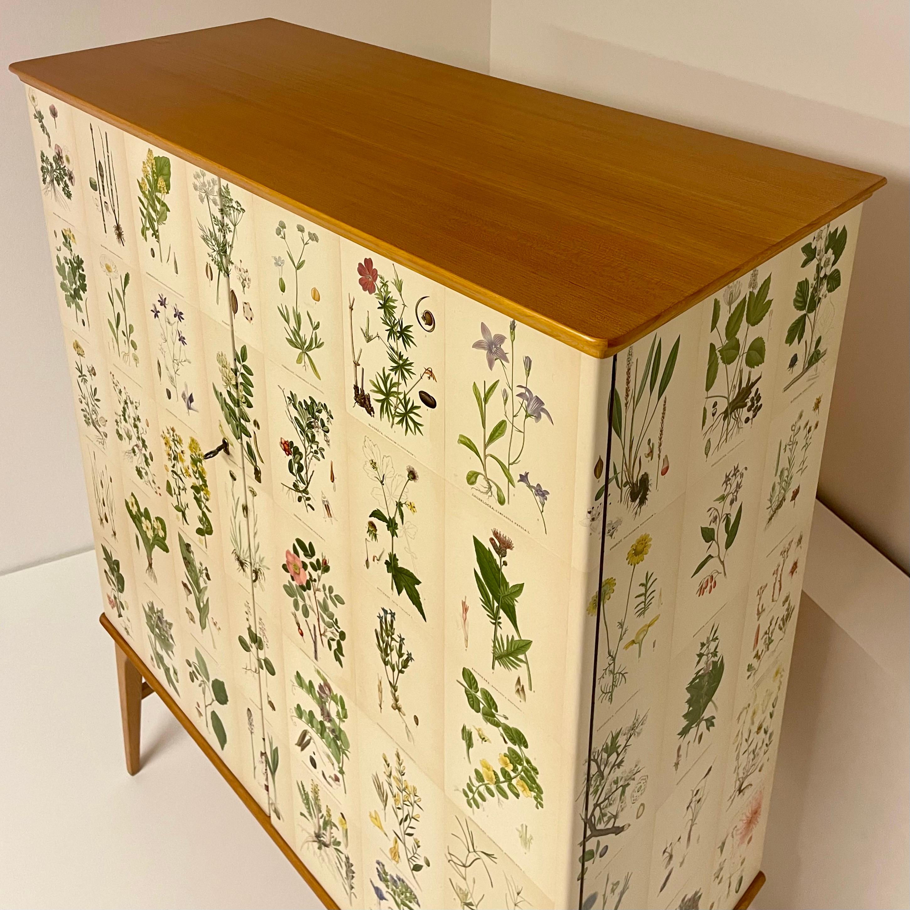 Découpage Armoire suédoise moderne des années 1950 en orme avec décor botanique ancien Nordens Flora en vente