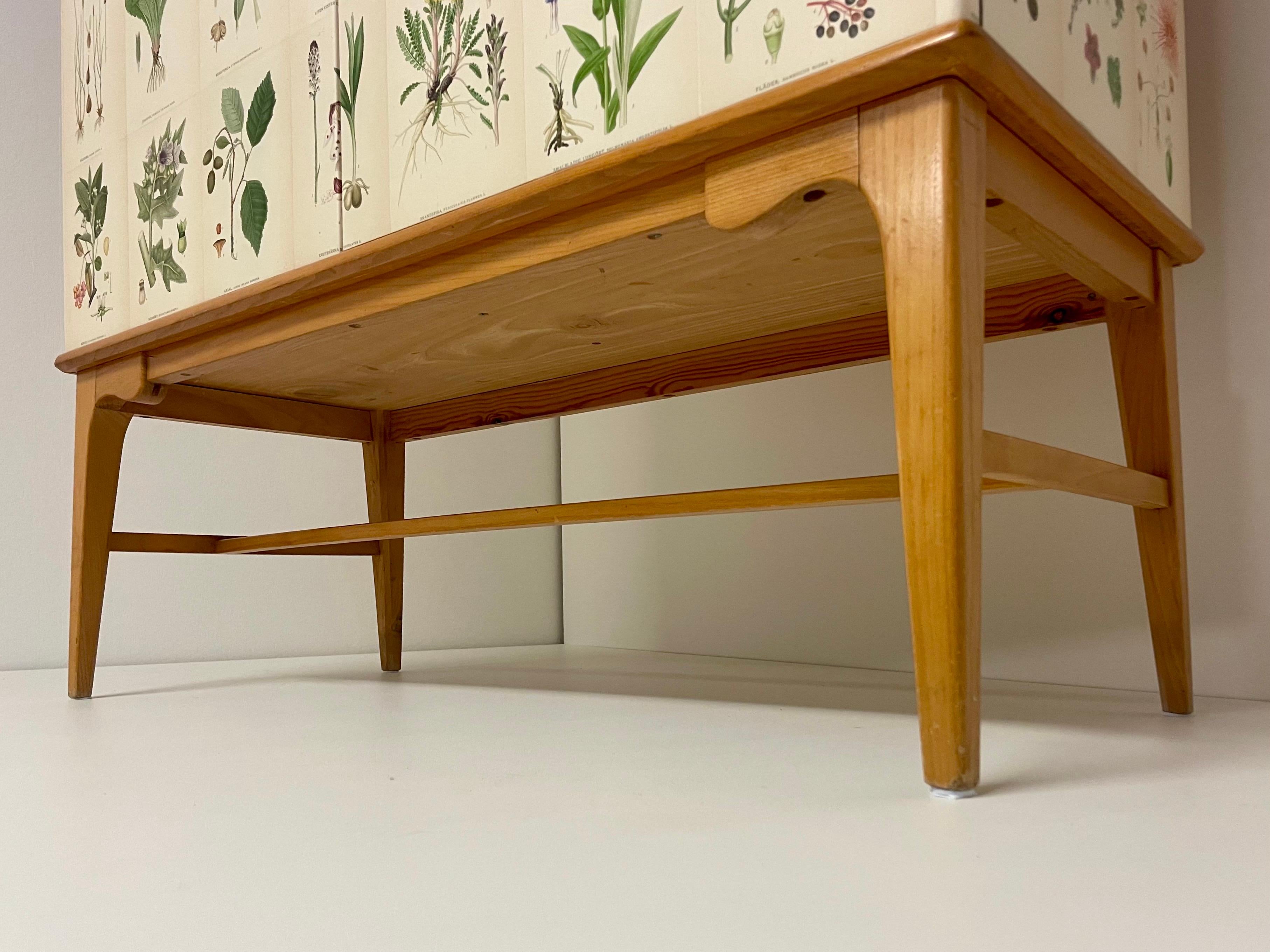 Orme Armoire suédoise moderne des années 1950 en orme avec décor botanique ancien Nordens Flora en vente