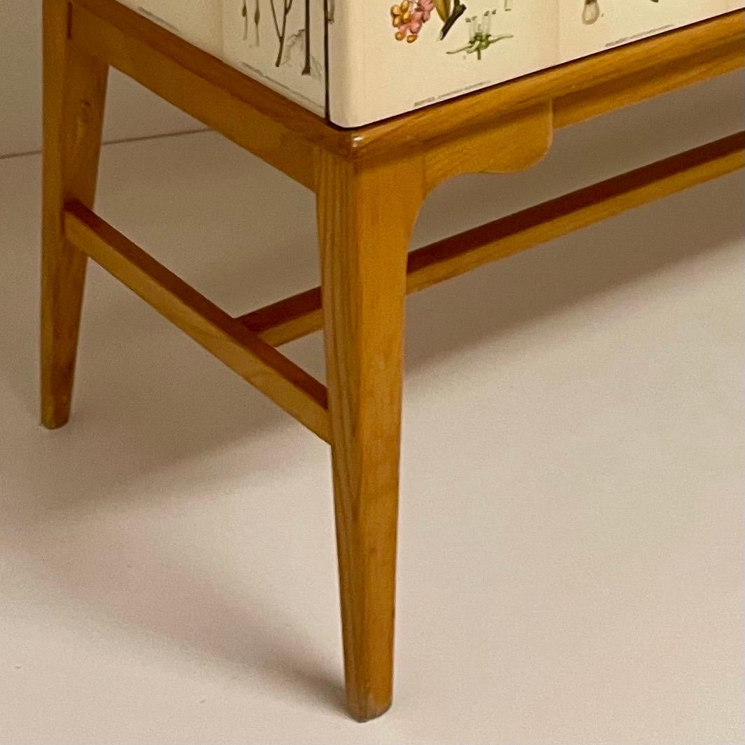 Armoire suédoise moderne des années 1950 en orme avec décor botanique ancien Nordens Flora en vente 1