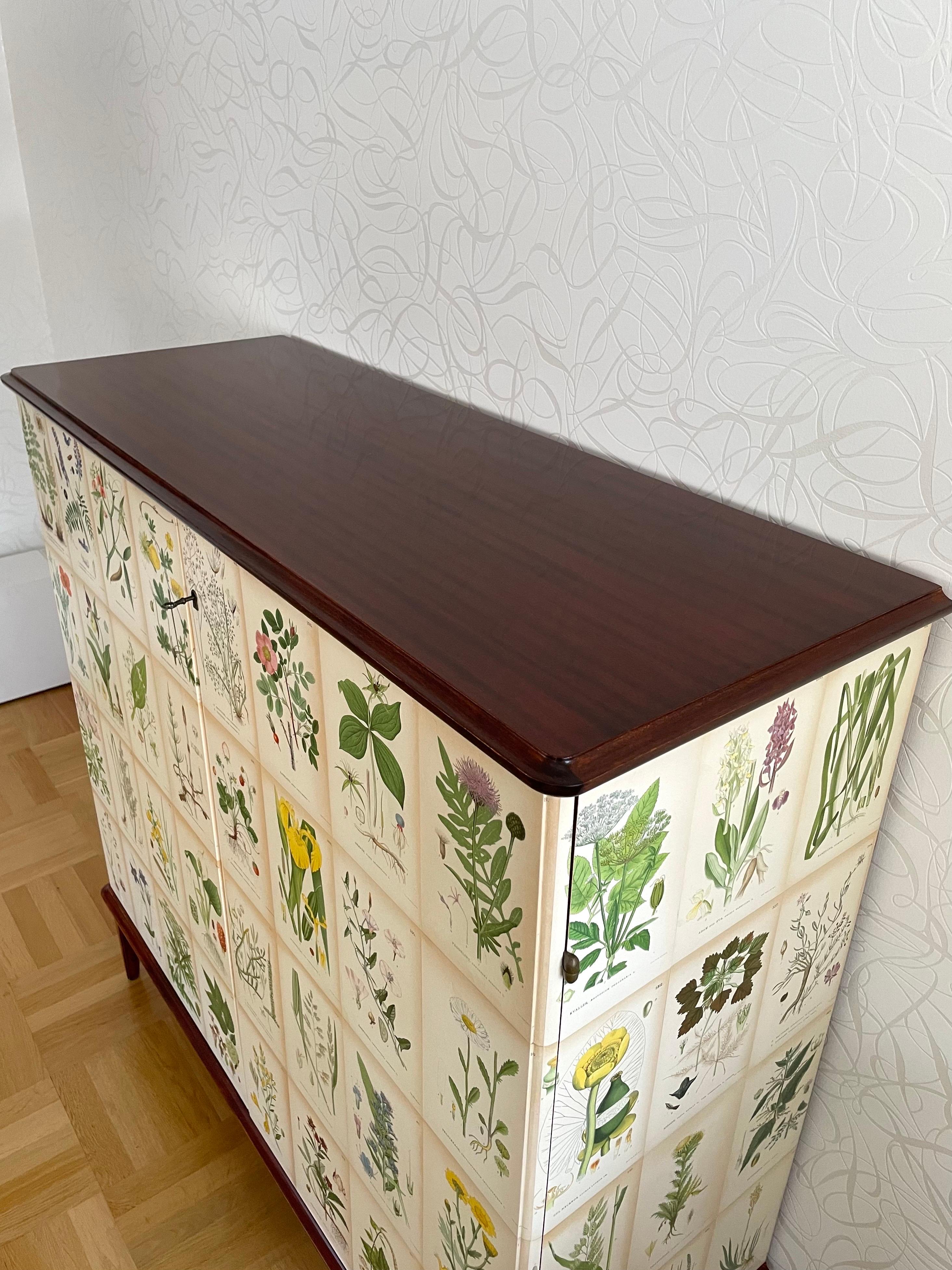 Swedish Modern 1950s Mahogny Cabinet with Nordens Flora (Nordic Flowers) Decor 
 In Good Condition For Sale In Örebro, SE
