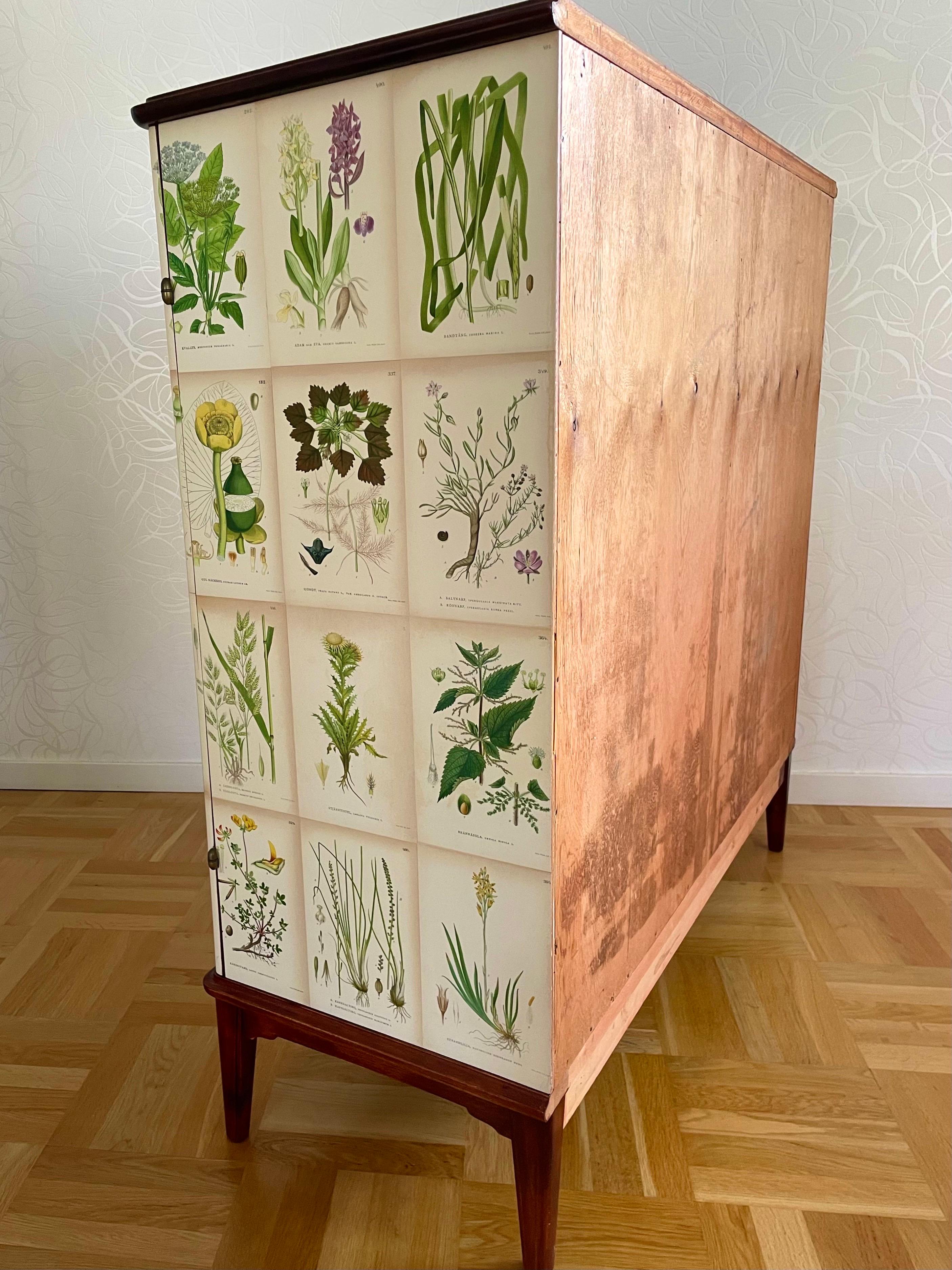 Swedish Modern 1950s Mahogny Cabinet with Nordens Flora Decor 
 For Sale 2