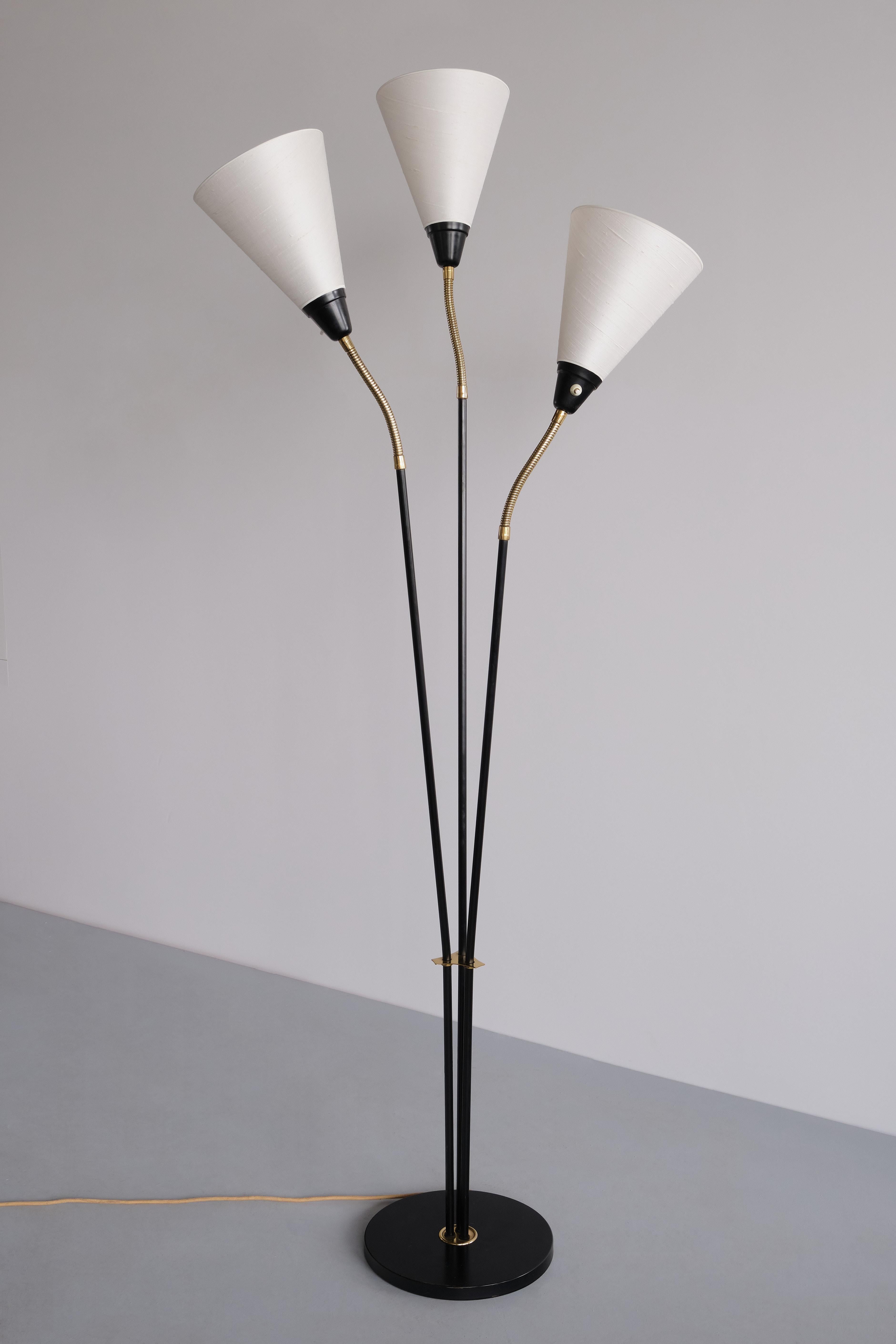 Lampada da terra moderna svedese a tre bracci regolabili in metallo, ottone e seta, anni '50 in vendita 2