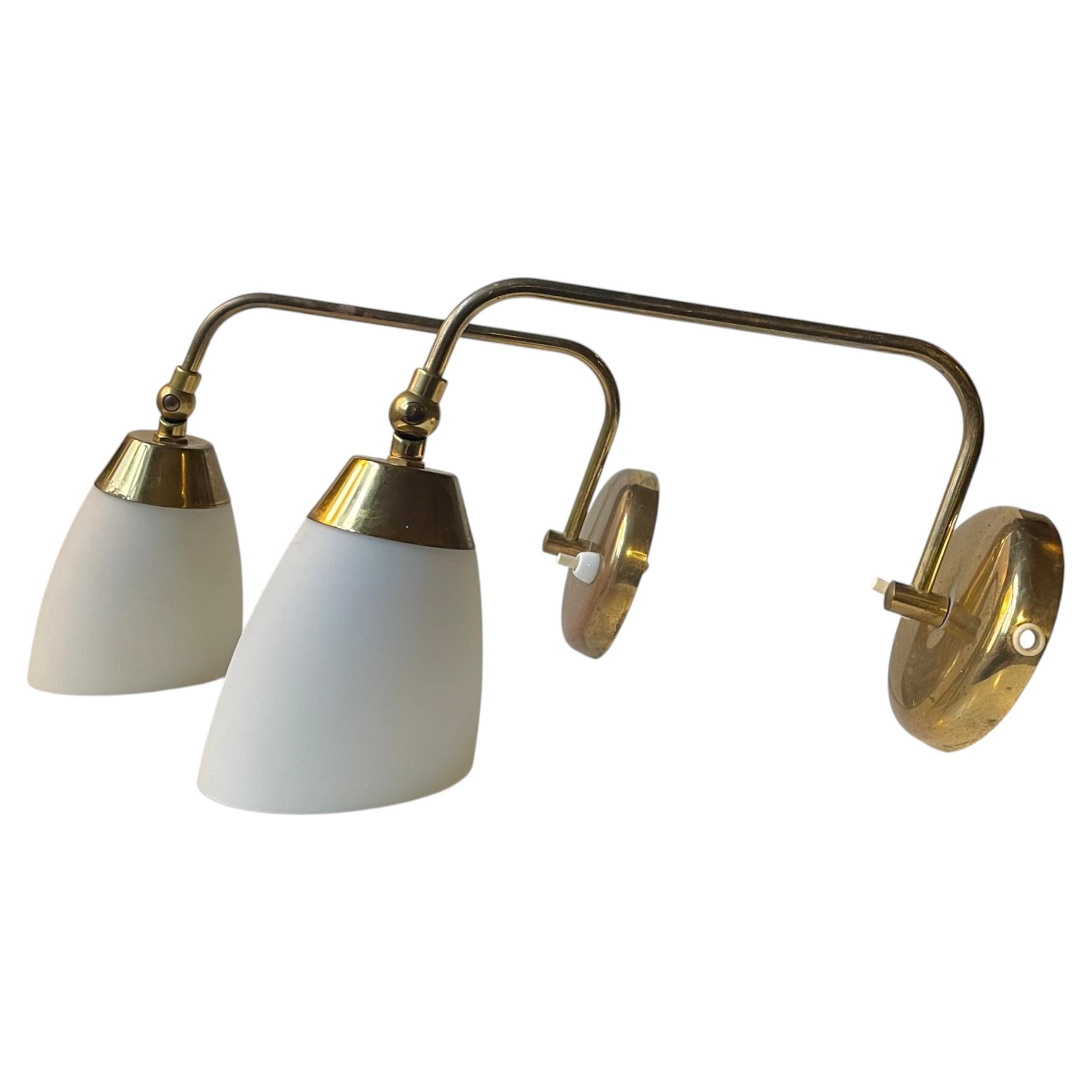 Schwedische moderne verstellbare Wandlampen aus Messing und weißem Glas, 1960er Jahre