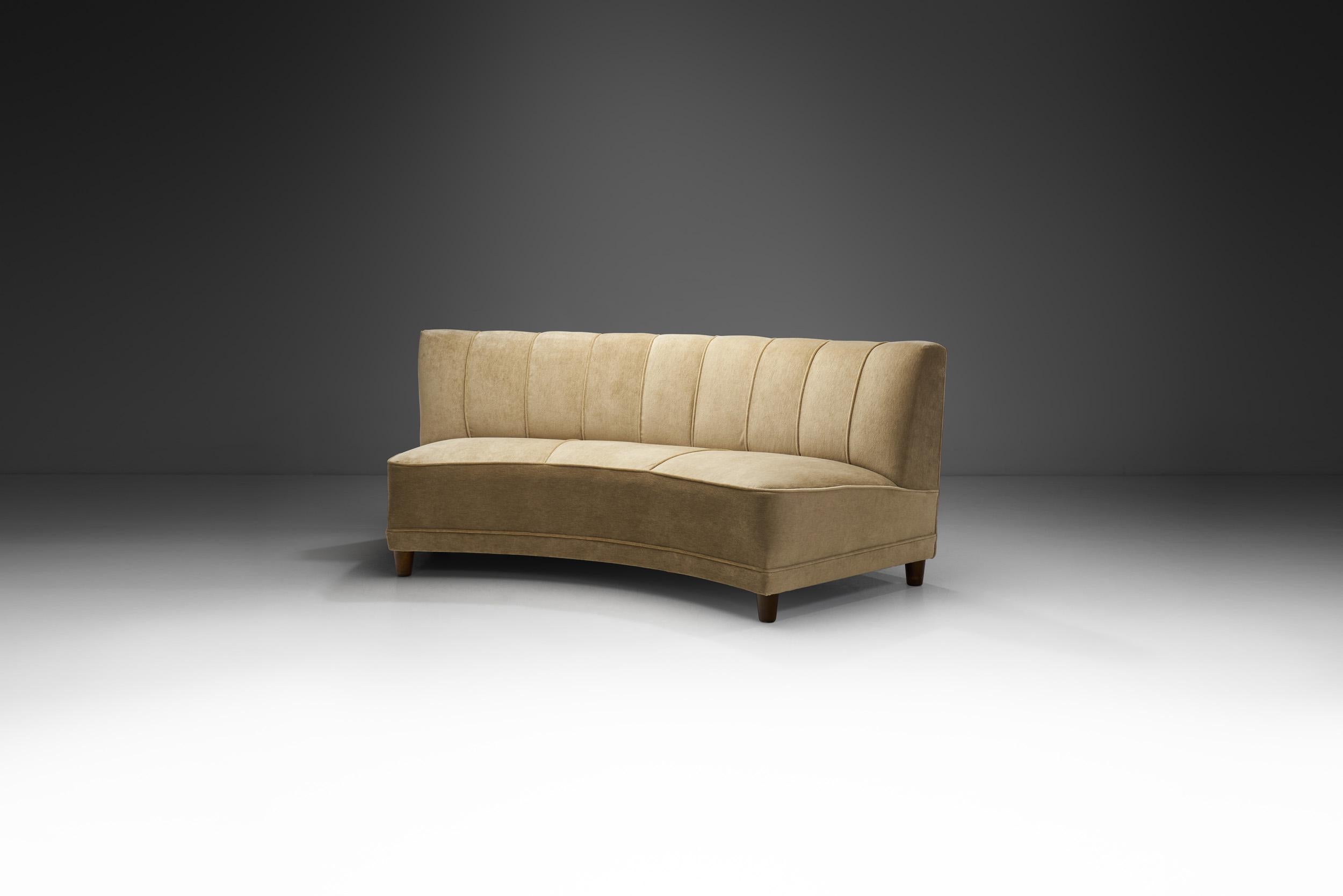 The design of this gorgeous angular sofa recalls the distinctive shapes of the Art Deco period, while also possessing the characteristics of a true Swedish Modern design. Thanks to its distinctive shape, this sofa is exceptionally elegant, a true