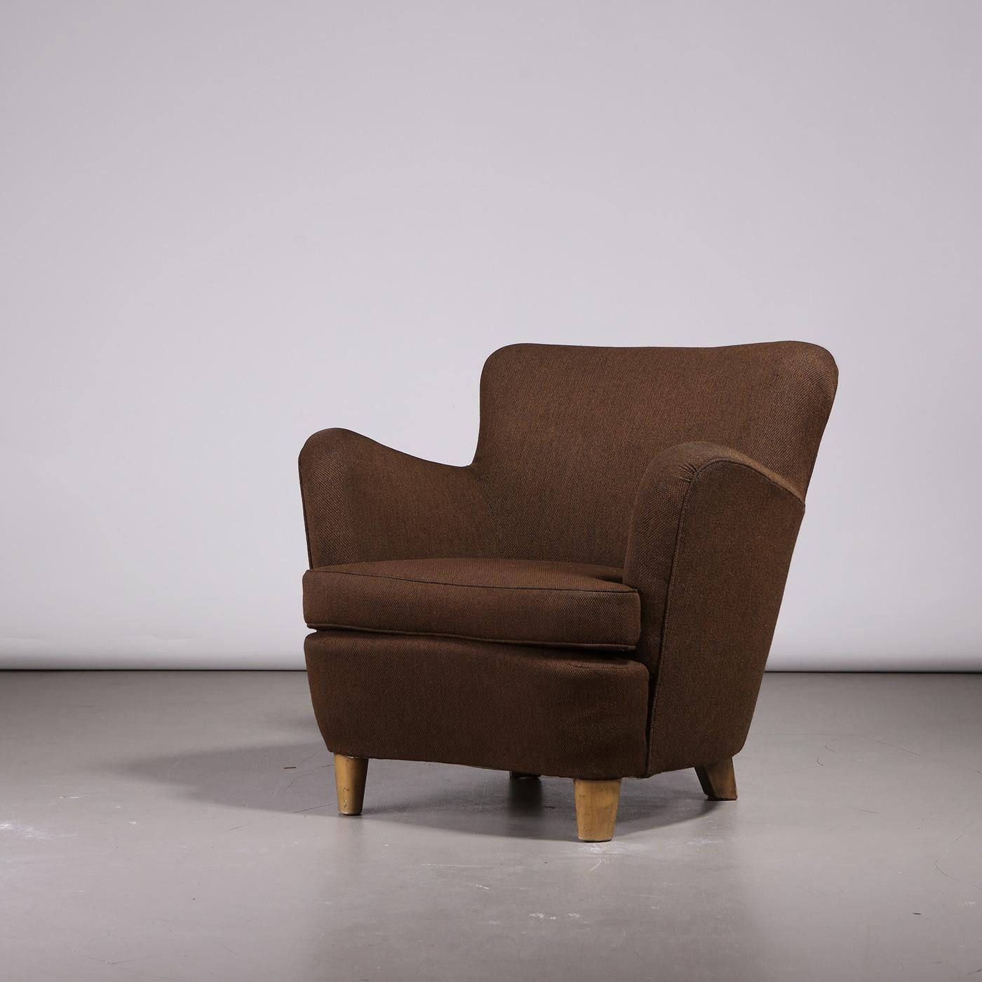 Poltrona moderna svedese, creata da un anonimo ebanista svedese negli anni Quaranta. Fabrice ha le gambe in legno e conserva il tessuto marrone originale.

Dimensioni:
H 78 cm, L 83 cm, P 85 cm, SH 41 cm
H. 30,71
