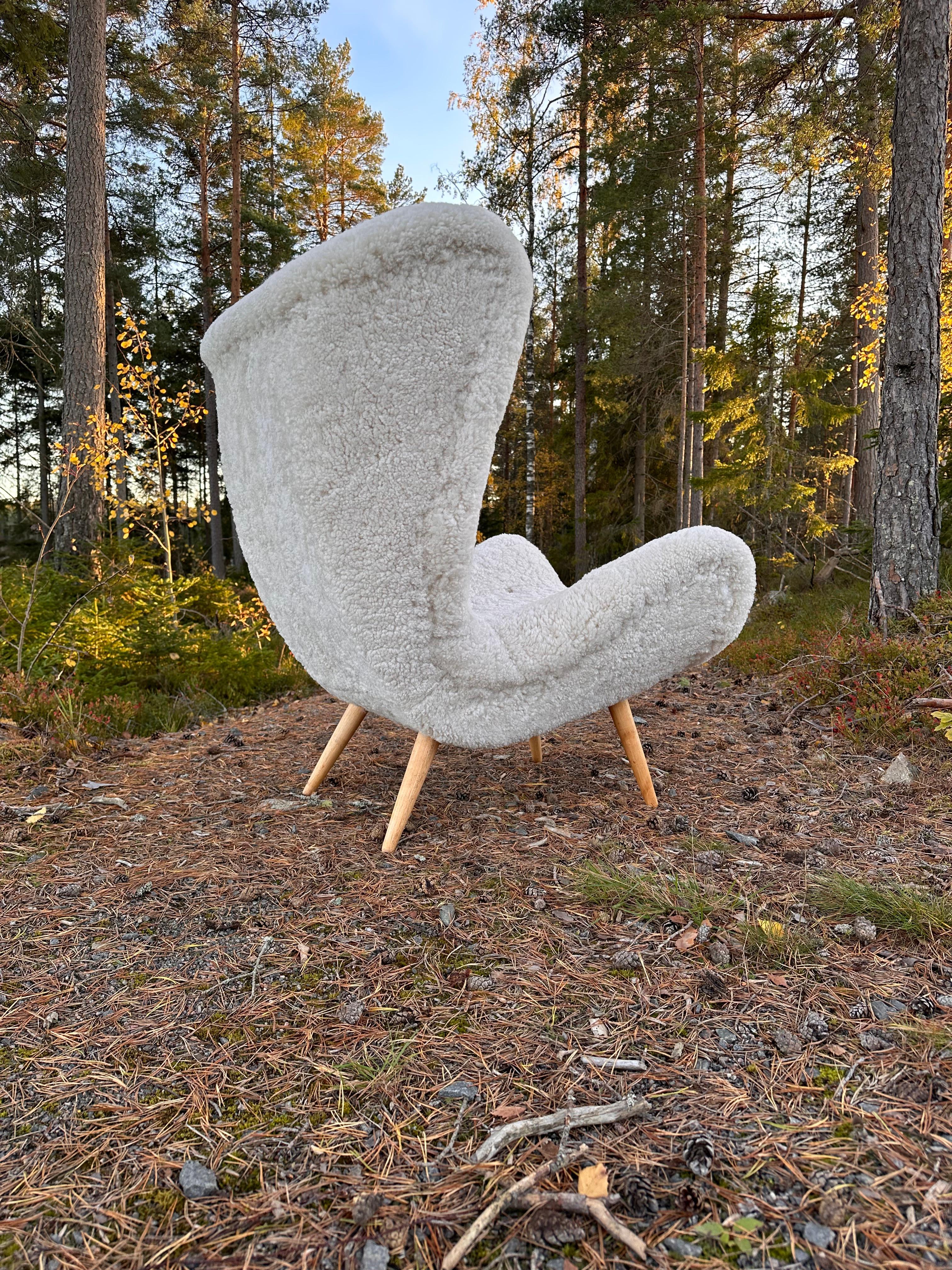 Swedish Modern armchair in sheepskin, 1940-50s In Good Condition For Sale In Säffle, SE