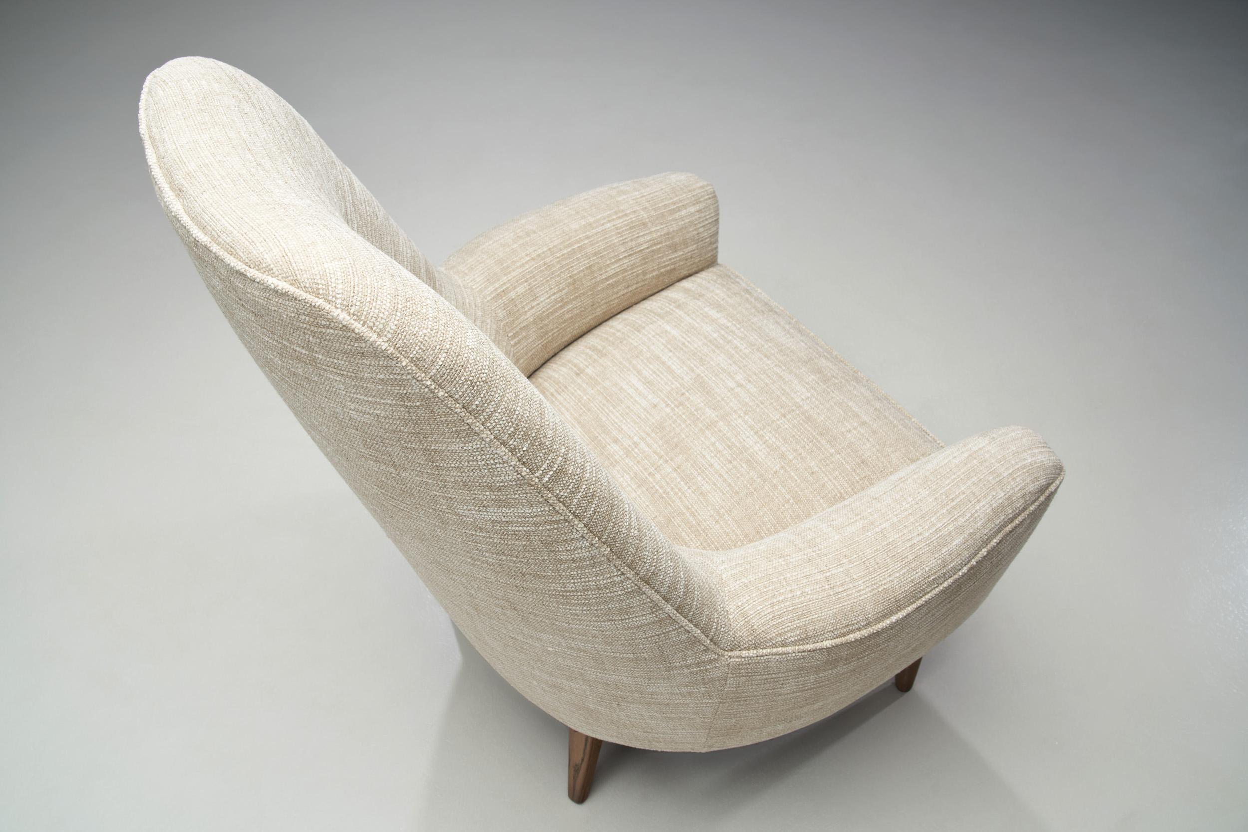 Swedish Modern Armchair with Tapered Wooden Legs, Sweden, 1950s For Sale 4