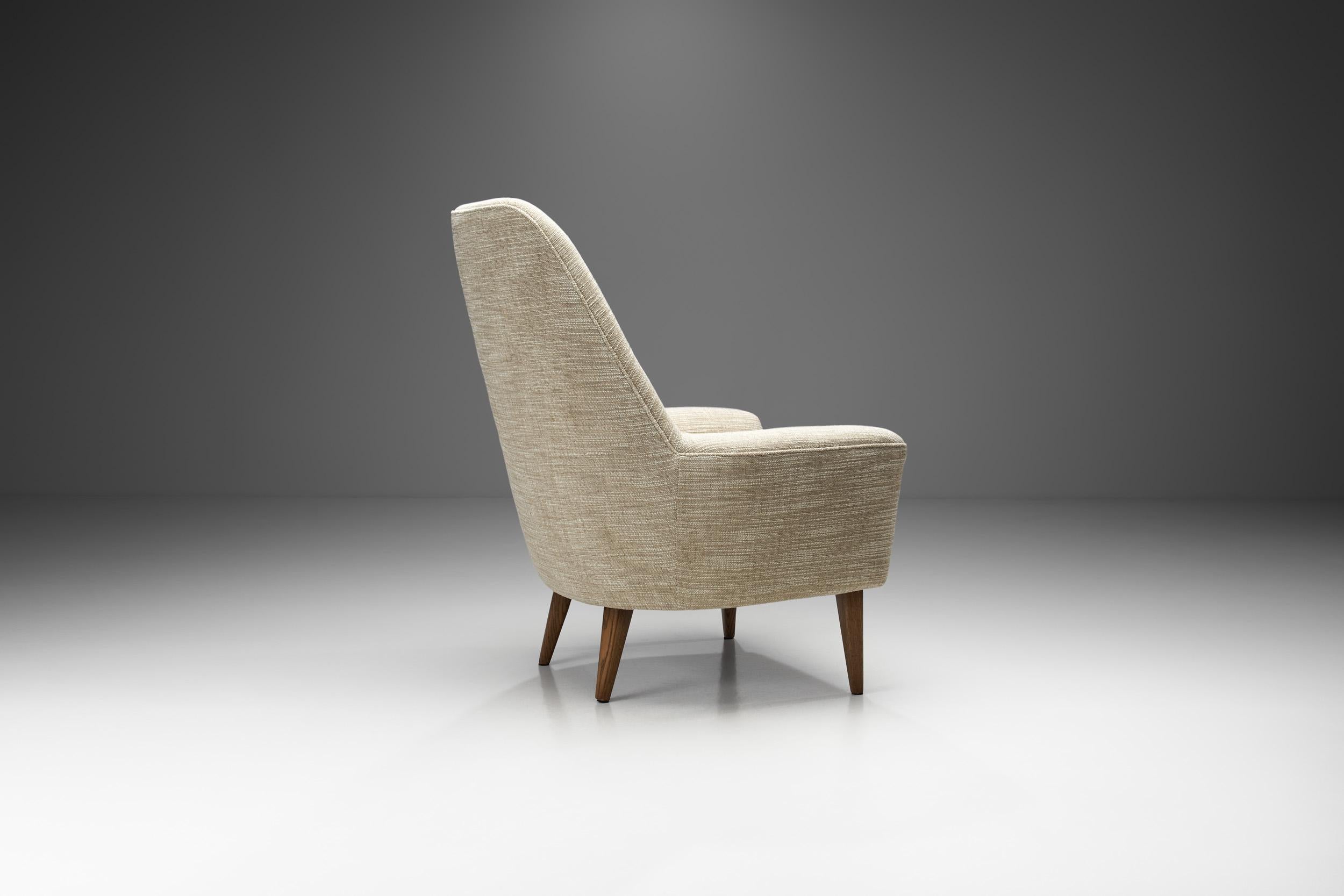 Mid-20th Century Swedish Modern Armchair with Tapered Wooden Legs, Sweden, 1950s For Sale