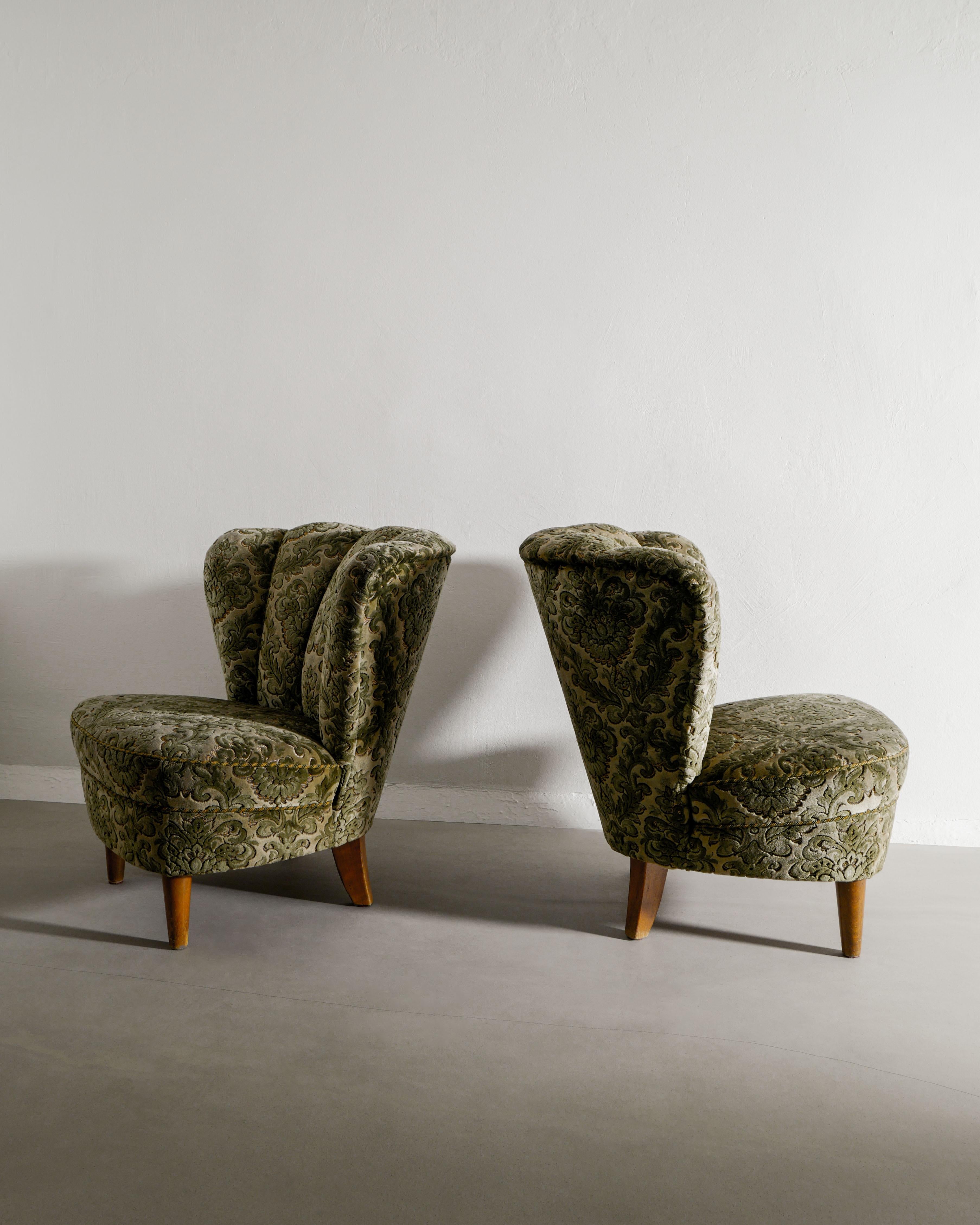 Swedish Modern Armchairs Attributed to Gösta Jonsson in Floweral Fabric, 1940s In Good Condition For Sale In Stockholm, SE