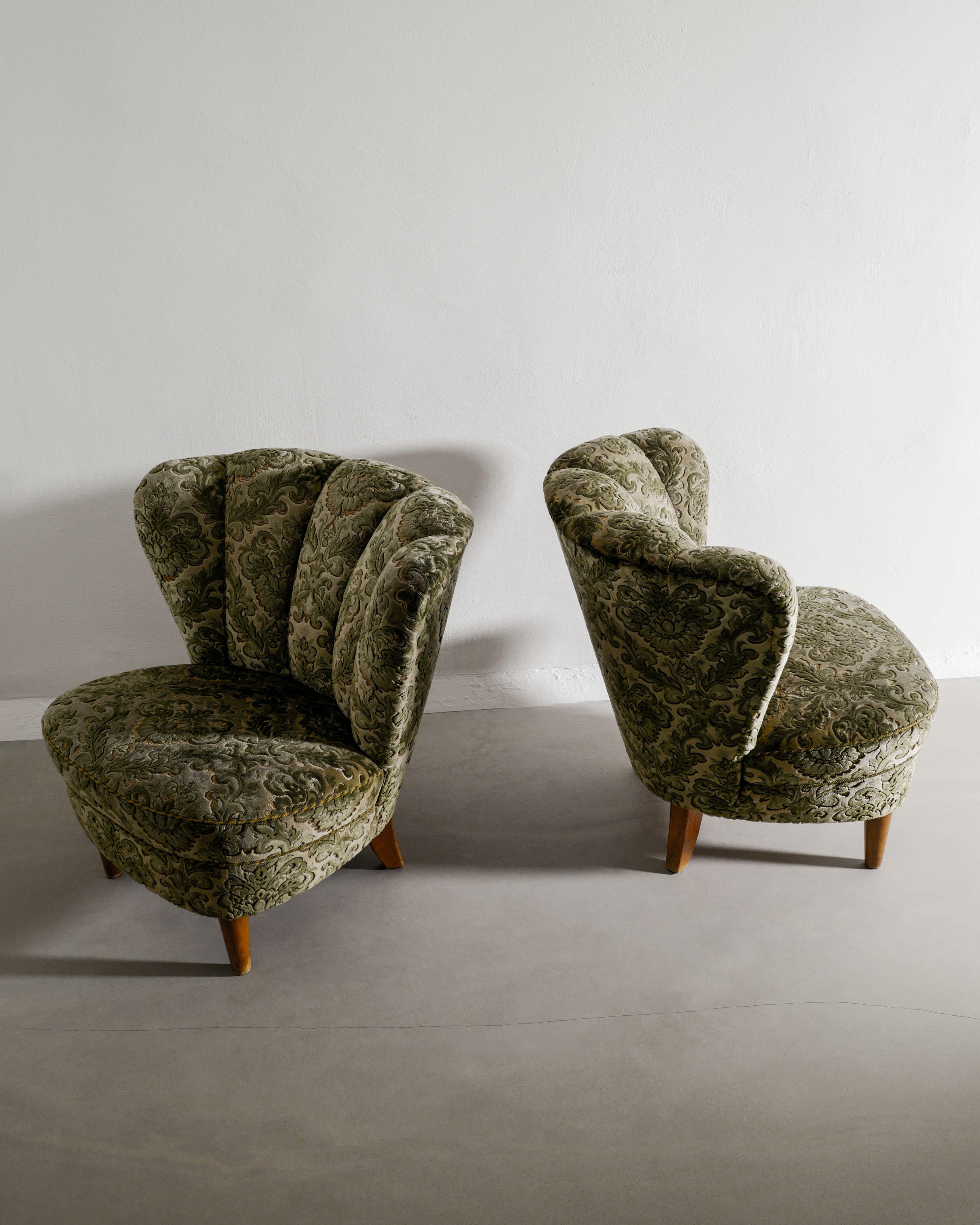 Mid-20th Century Swedish Modern Armchairs Attributed to Gösta Jonsson in Floweral Fabric, 1940s For Sale