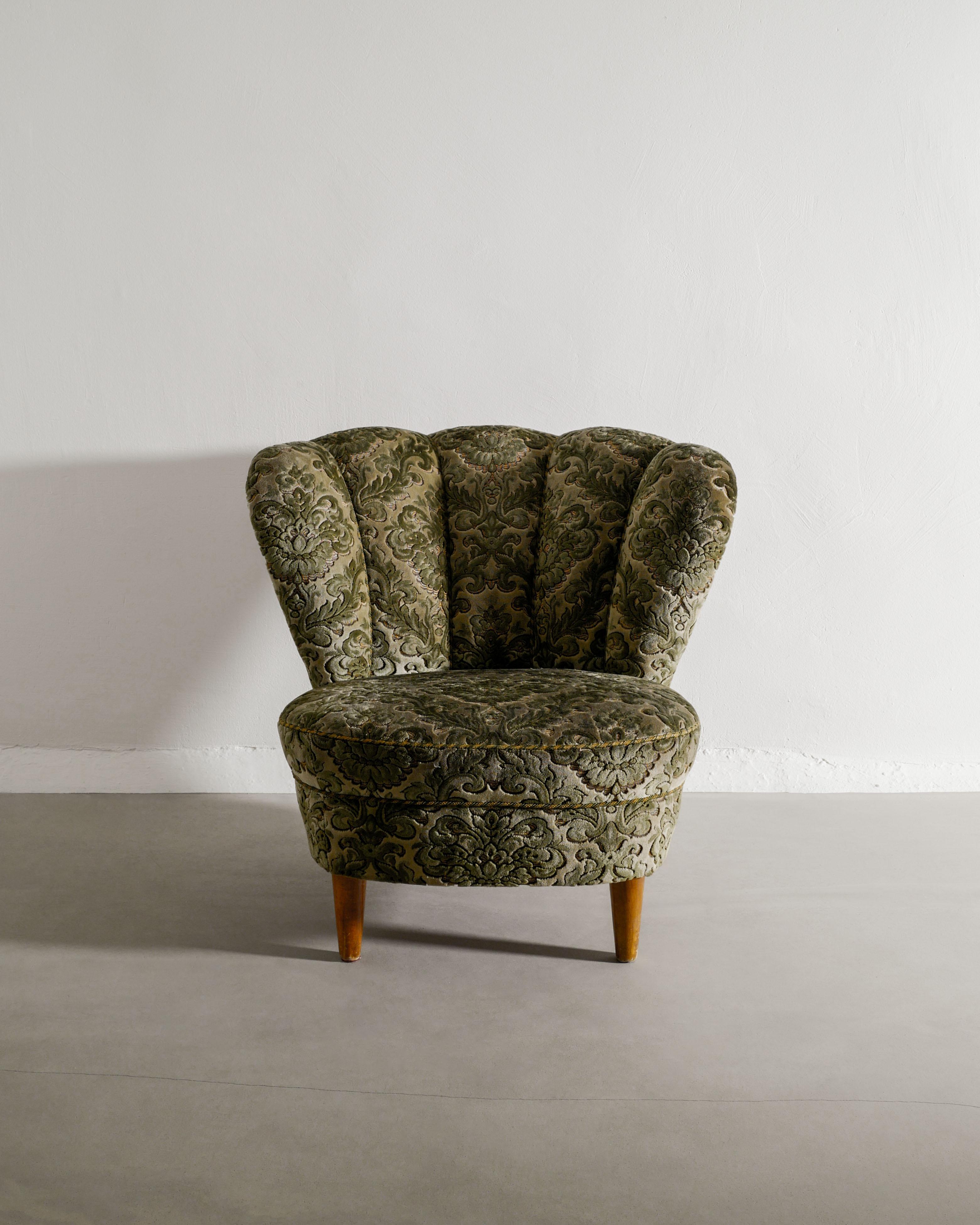 Swedish Modern Armchairs Attributed to Gösta Jonsson in Floweral Fabric, 1940s For Sale 1