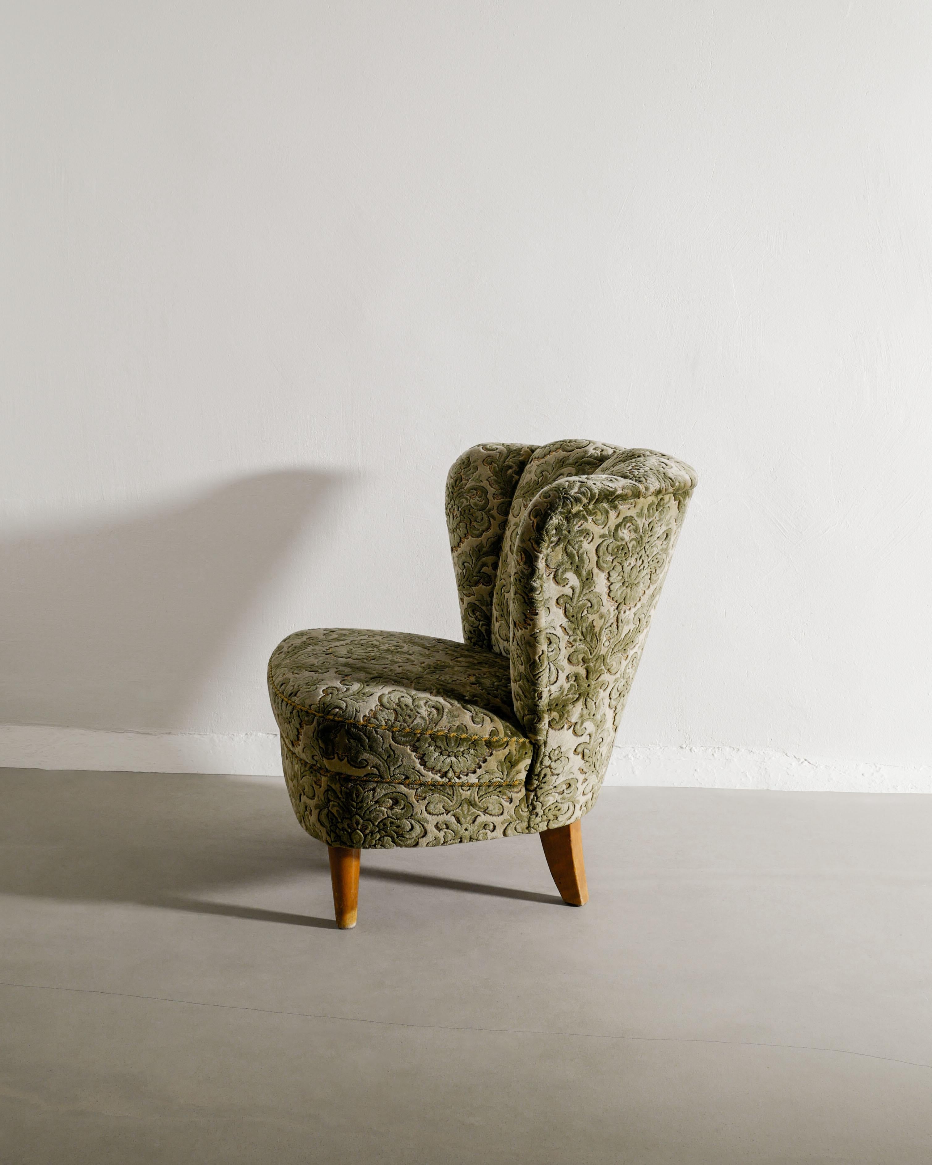 Swedish Modern Armchairs Attributed to Gösta Jonsson in Floweral Fabric, 1940s For Sale 2
