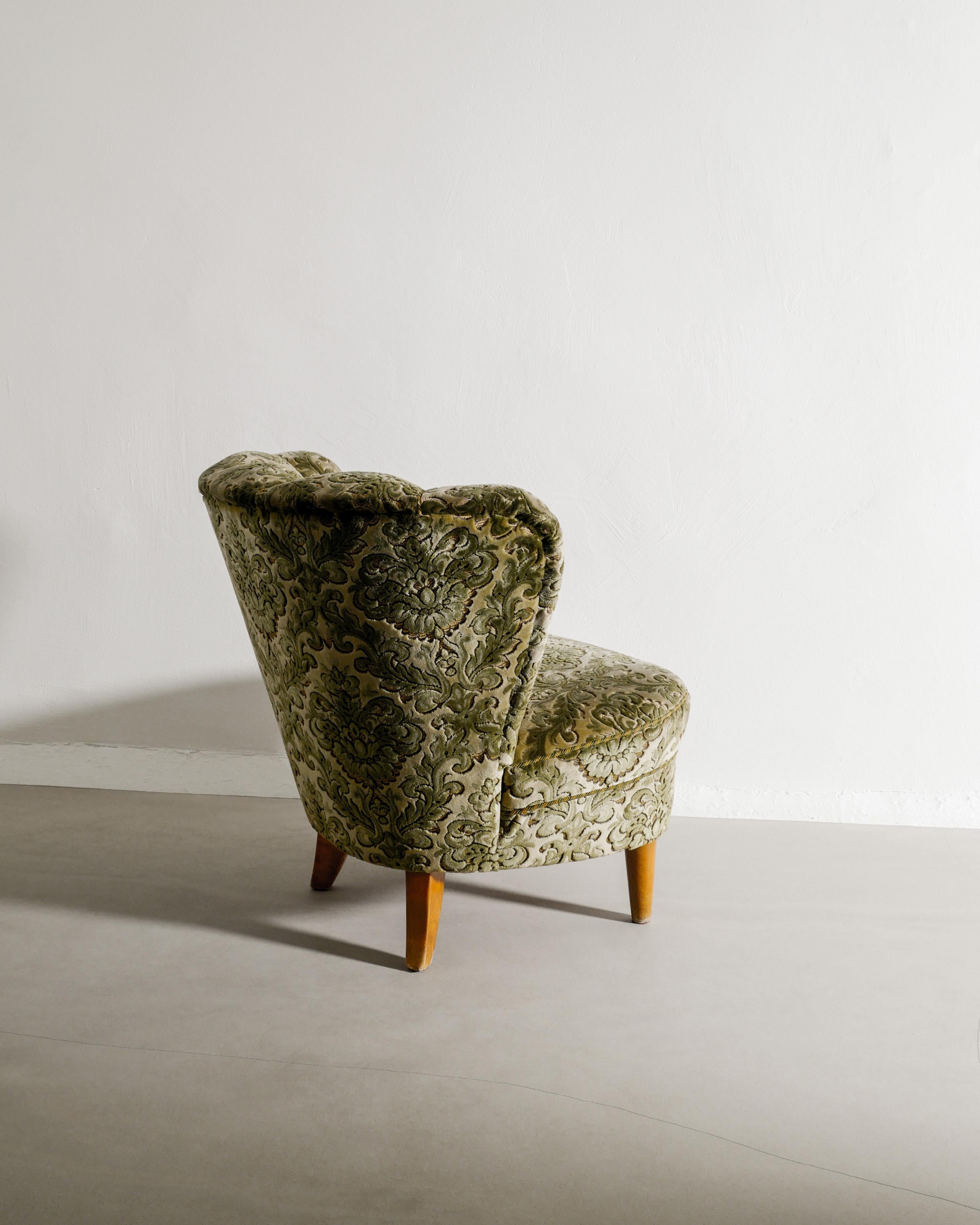 Swedish Modern Armchairs Attributed to Gösta Jonsson in Floweral Fabric, 1940s For Sale 3