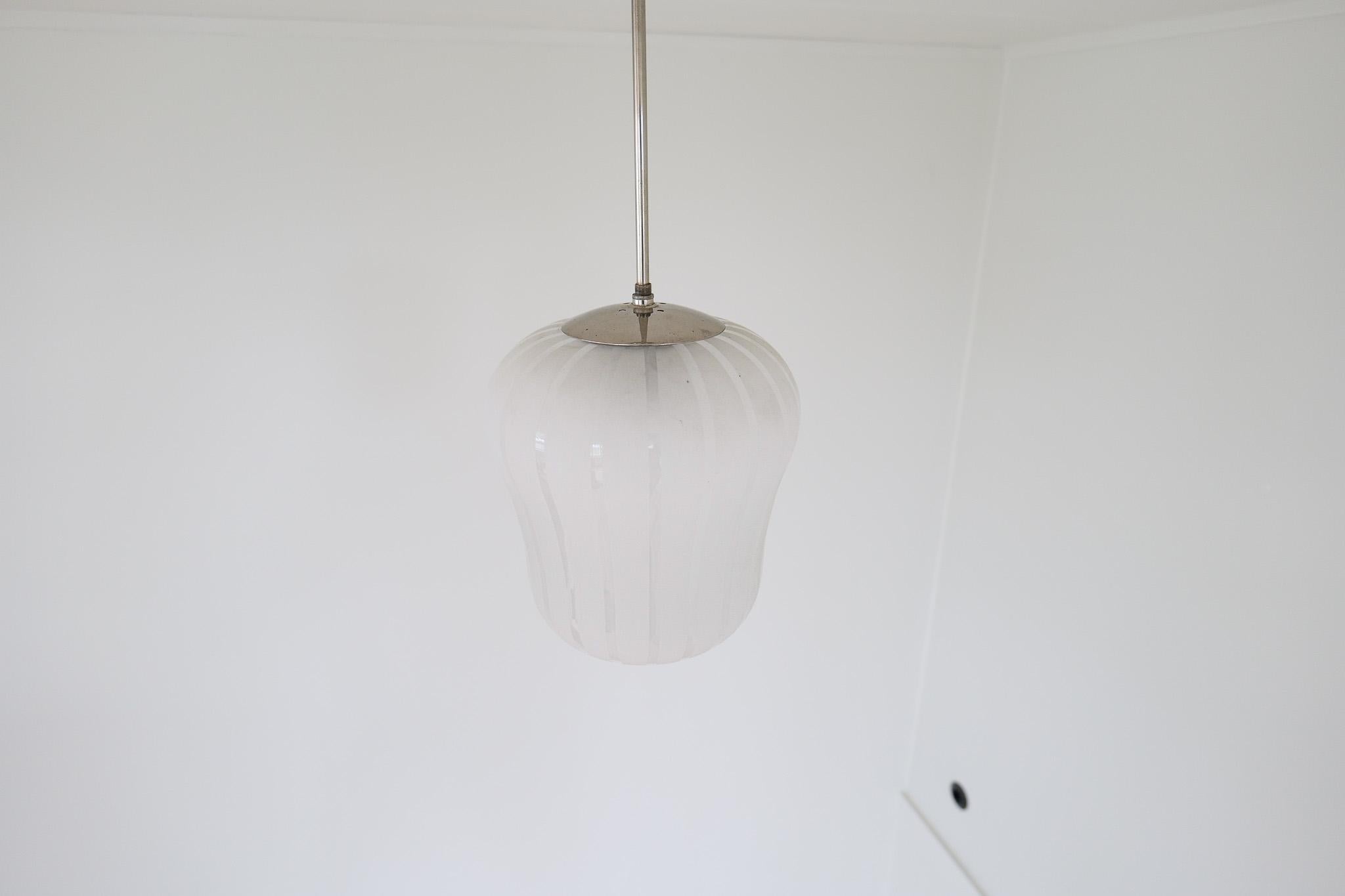 Schwedische Modern Art Deco Pendelleuchte Böhlmakrs Harald Notini Schweden 1940er Jahre (Mitte des 20. Jahrhunderts) im Angebot