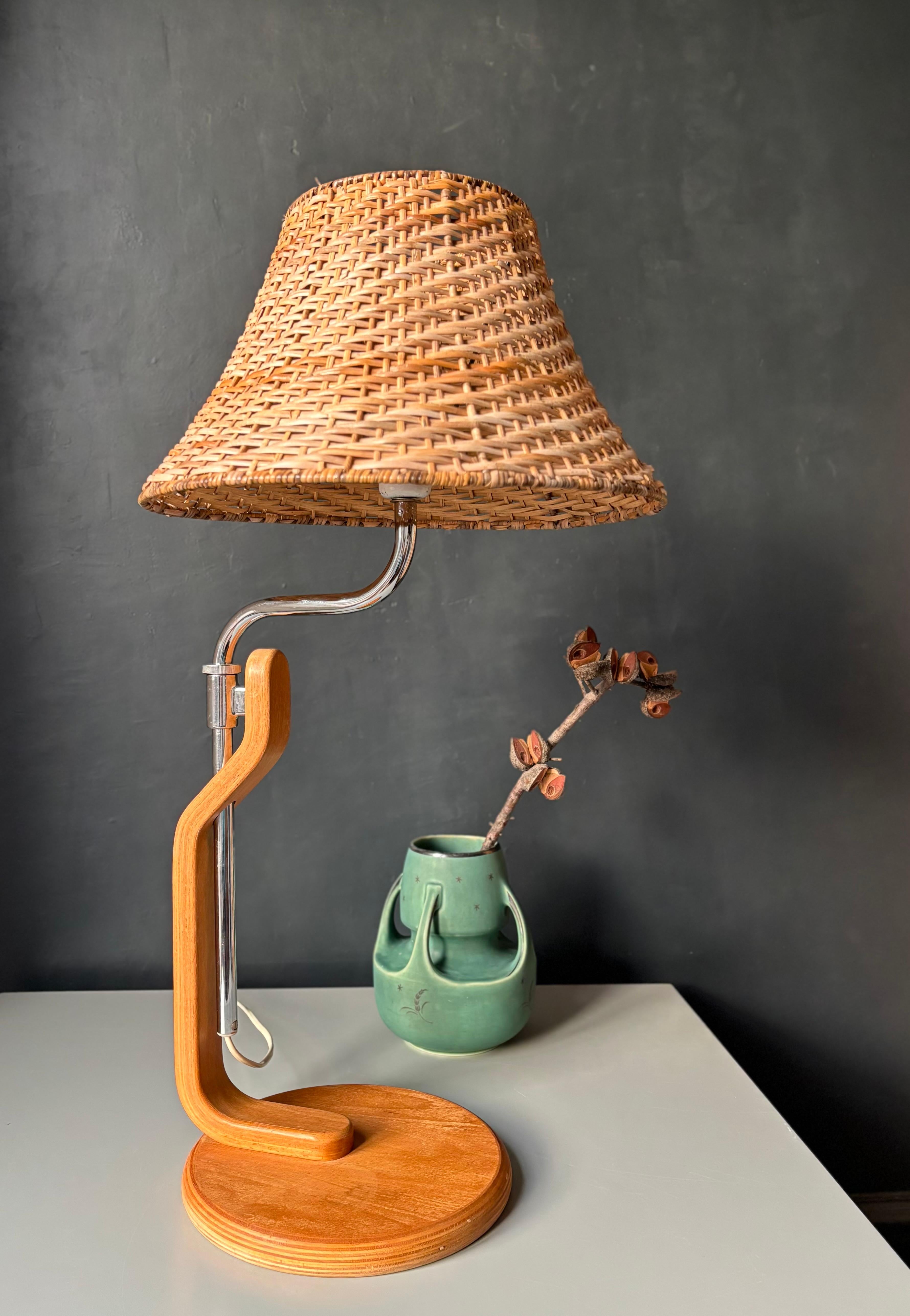 Lámpara de sobremesa moderna escandinava de madera lacada y ratán fabricada por Ateljé Lyktan a principios de la década de 1970. Madera curvada y arremolinada, varilla cromada regulable montada con pantalla de ratán en herraje original con