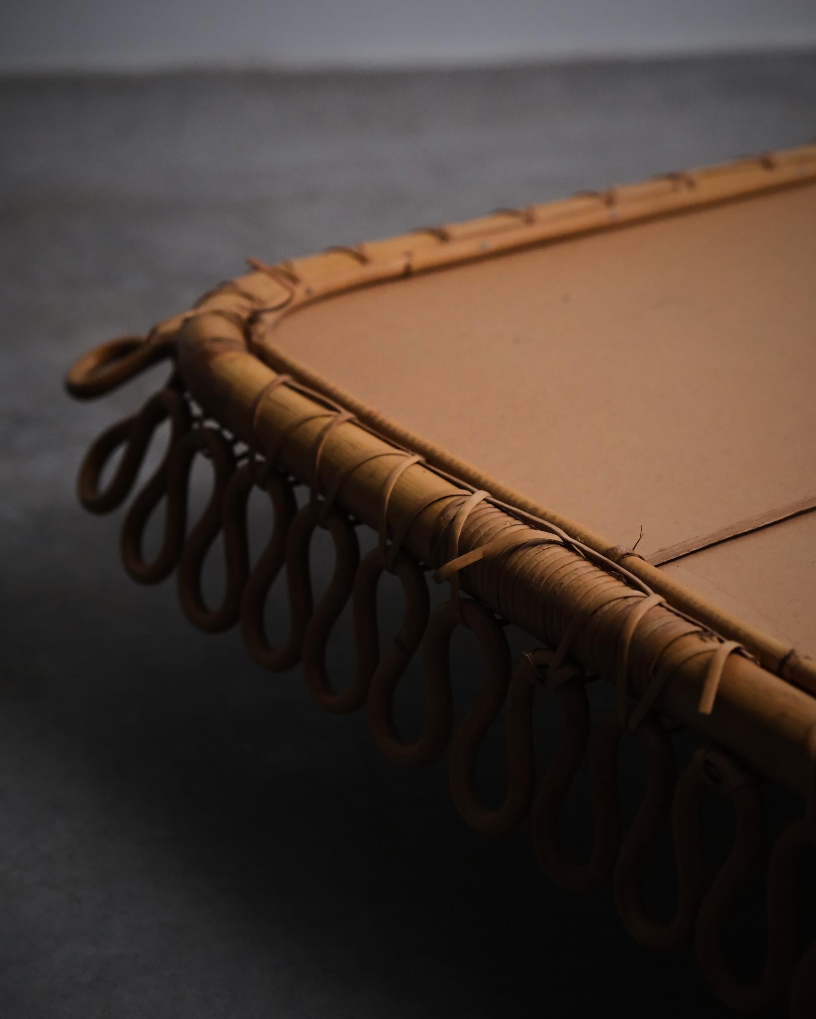 Miroir suédois moderne en bambou et rotin, designer anonyme, années 1940-1950 en vente 3