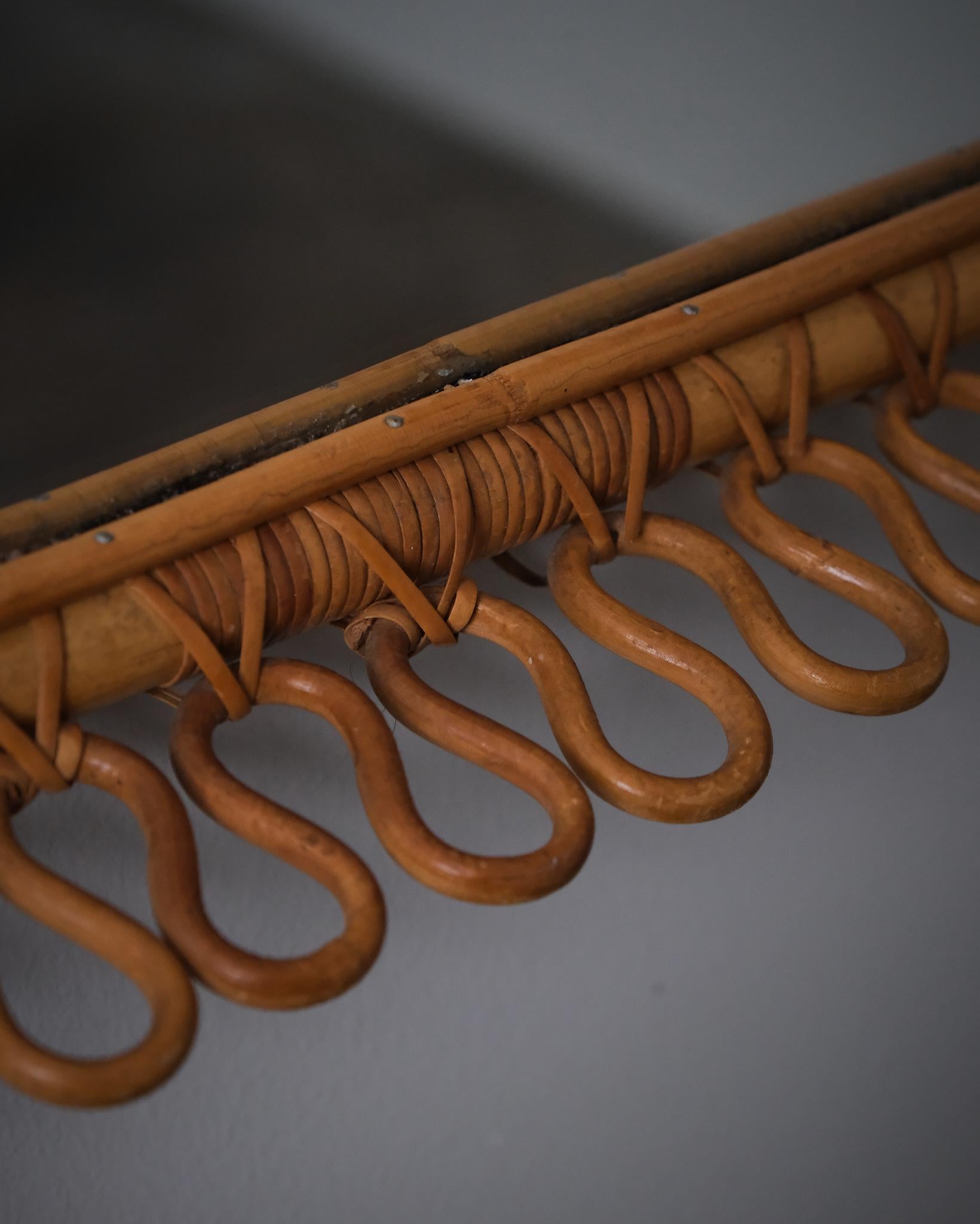 Miroir suédois moderne en bambou et rotin, designer anonyme, années 1940-1950 État moyen - En vente à Eskilstuna, SE