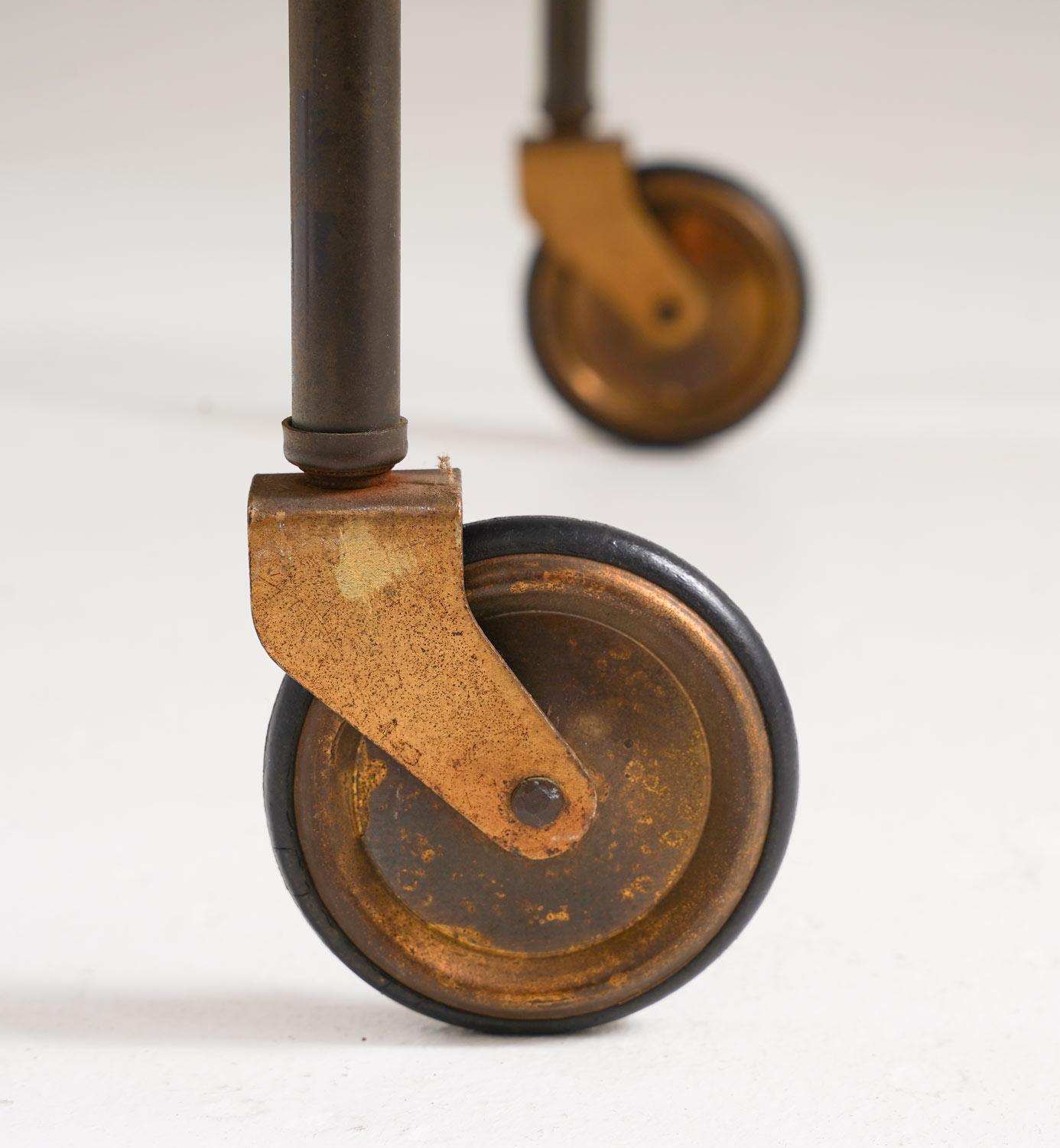 Laiton Chariot de bar moderne suédois en laiton en vente