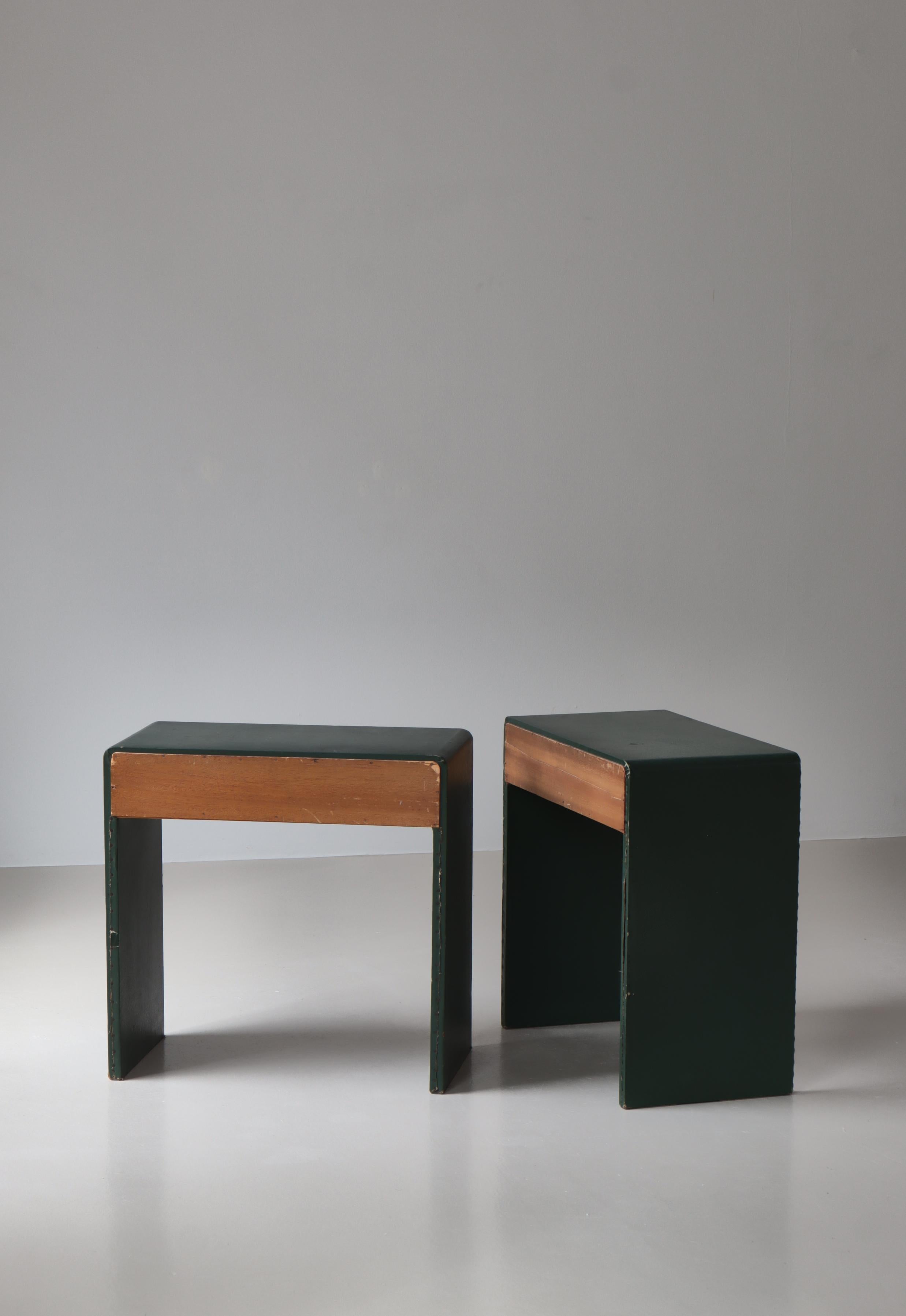 Schwedische moderne Bett-Beistelltische, grünes Leder und Messingnägel, 1930er Jahre im Angebot 5