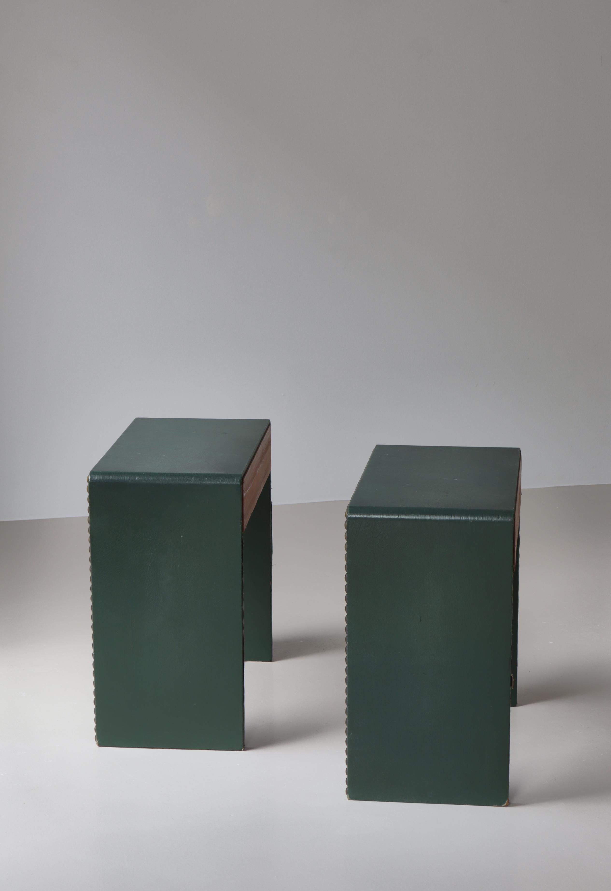 Schwedische moderne Bett-Beistelltische, grünes Leder und Messingnägel, 1930er Jahre im Angebot 8