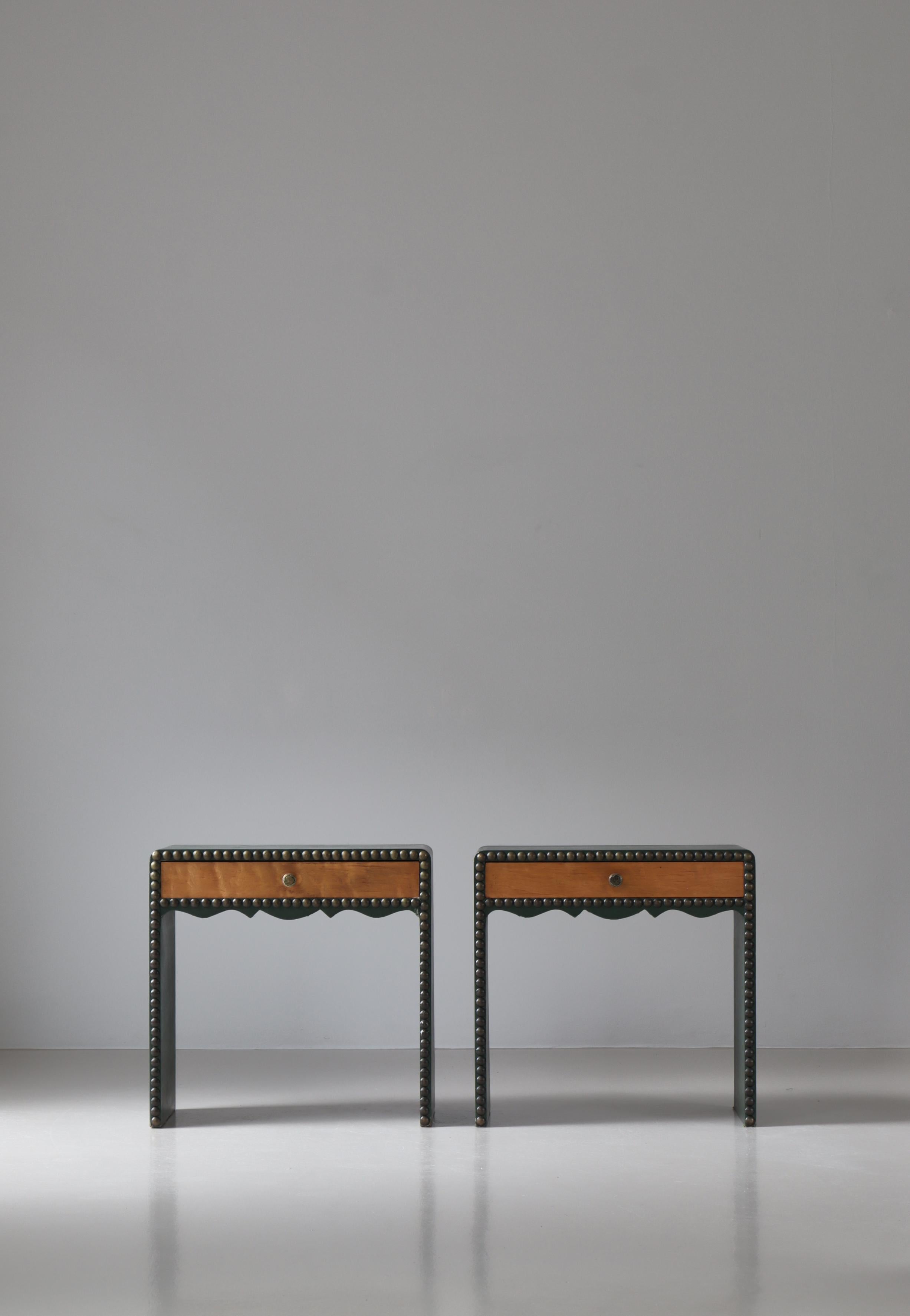 Schwedische moderne Bett-Beistelltische, grünes Leder und Messingnägel, 1930er Jahre (Skandinavische Moderne) im Angebot