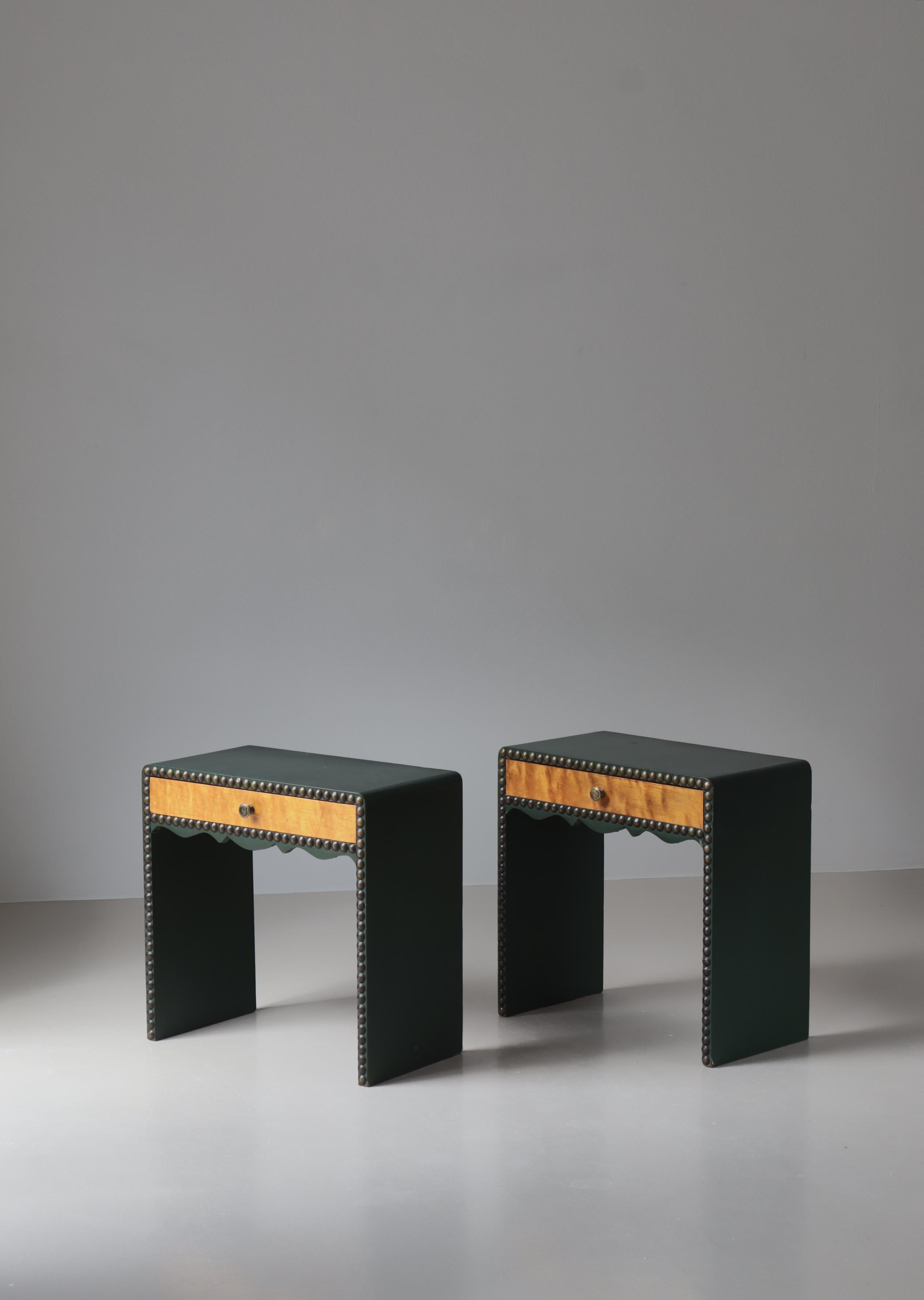 Schwedische moderne Bett-Beistelltische, grünes Leder und Messingnägel, 1930er Jahre (Mitte des 20. Jahrhunderts) im Angebot