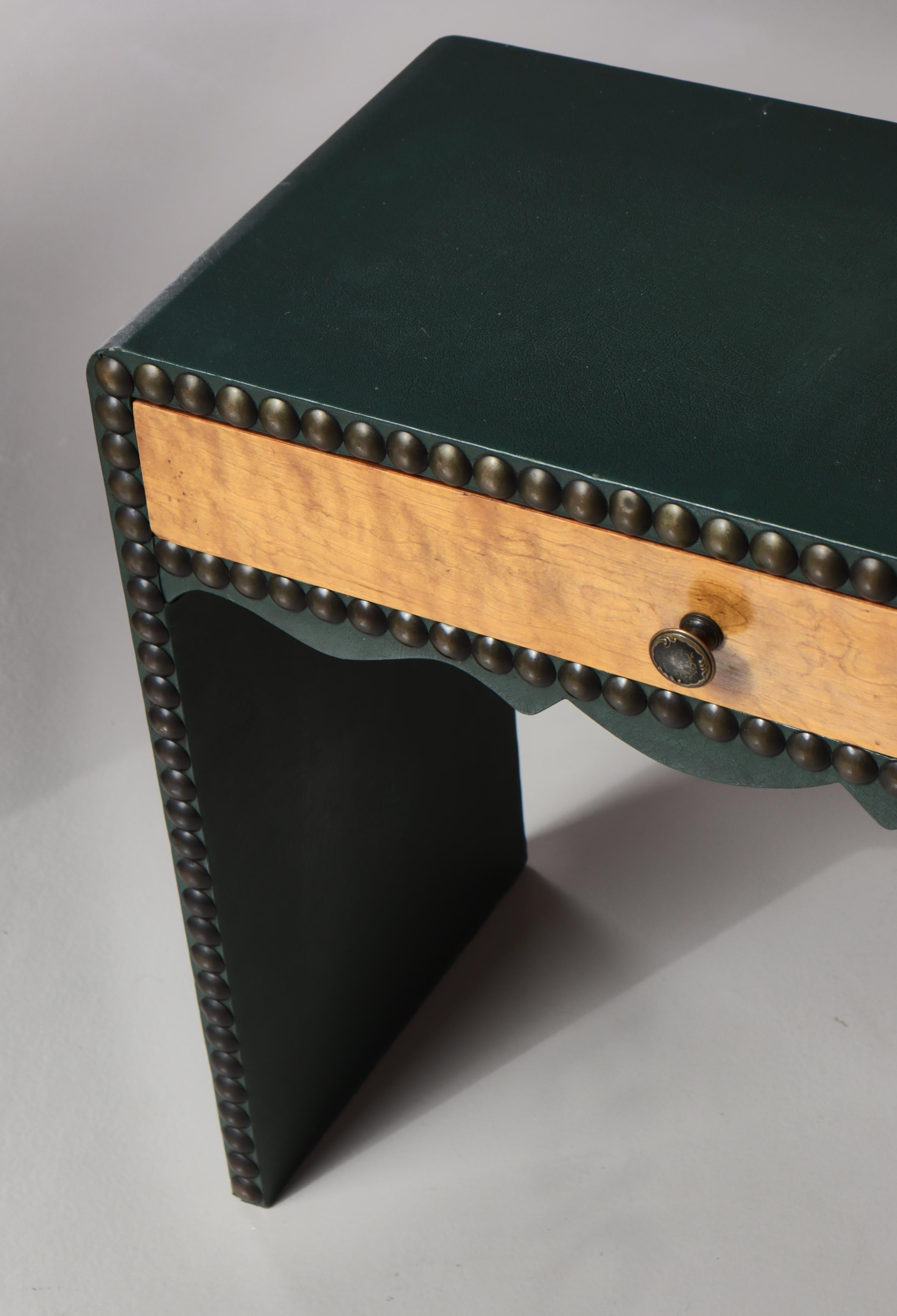 Schwedische moderne Bett-Beistelltische, grünes Leder und Messingnägel, 1930er Jahre im Angebot 1