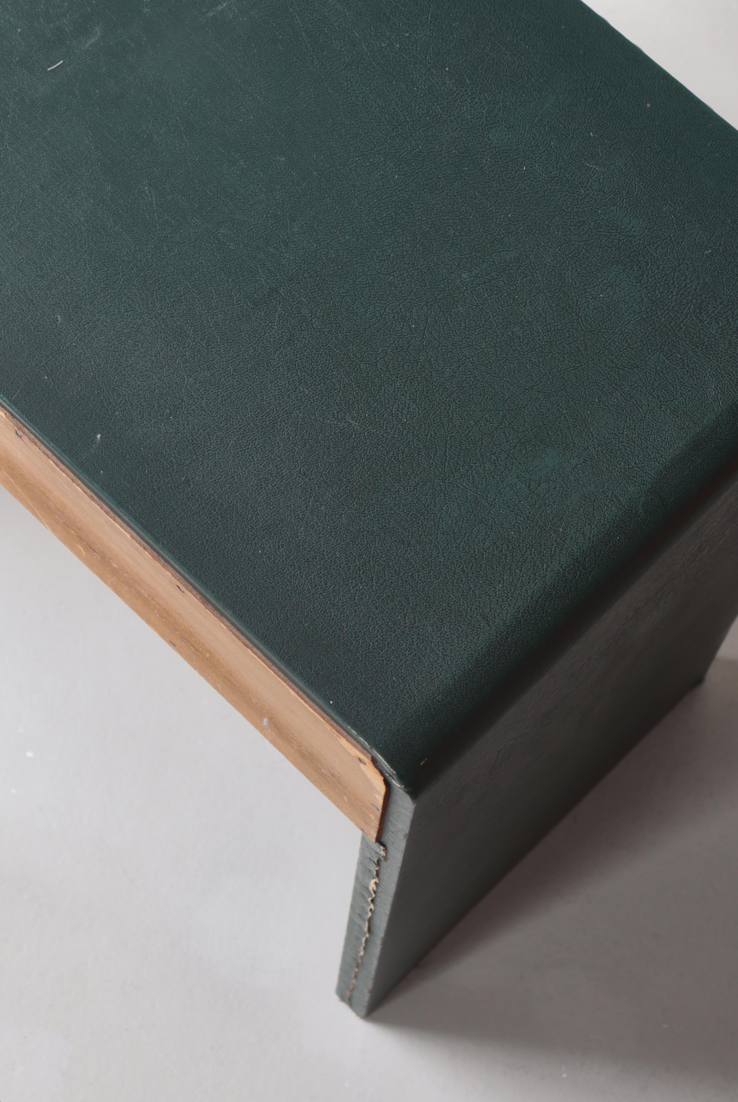 Schwedische moderne Bett-Beistelltische, grünes Leder und Messingnägel, 1930er Jahre im Angebot 3
