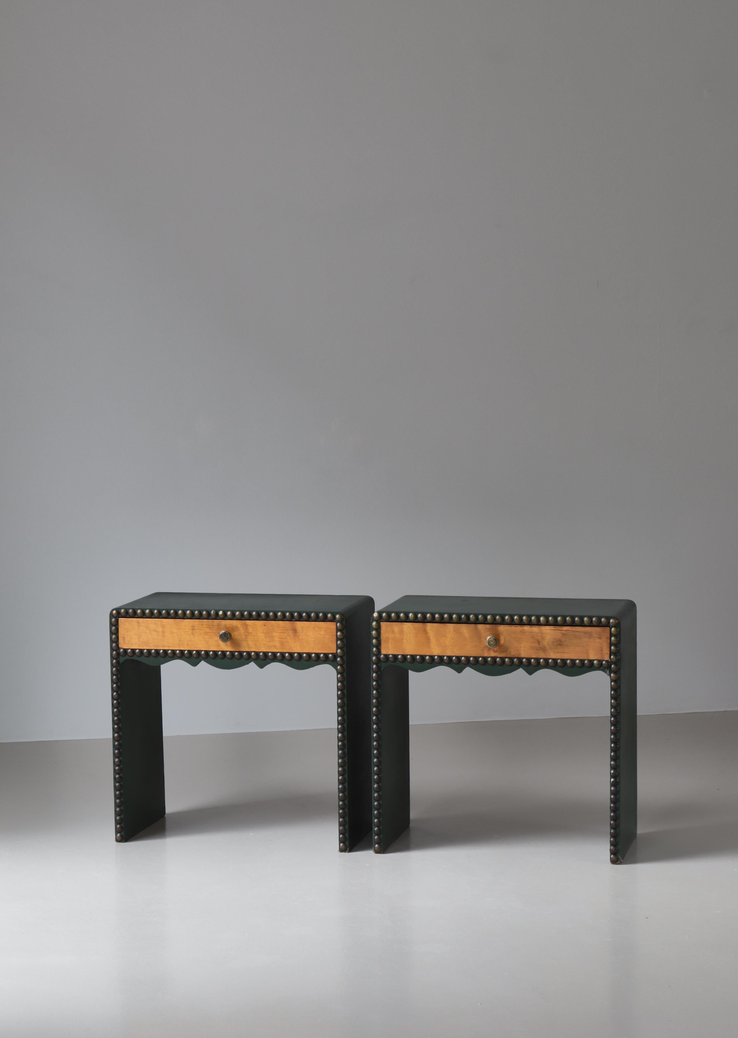 Schwedische moderne Bett-Beistelltische, grünes Leder und Messingnägel, 1930er Jahre im Angebot 4
