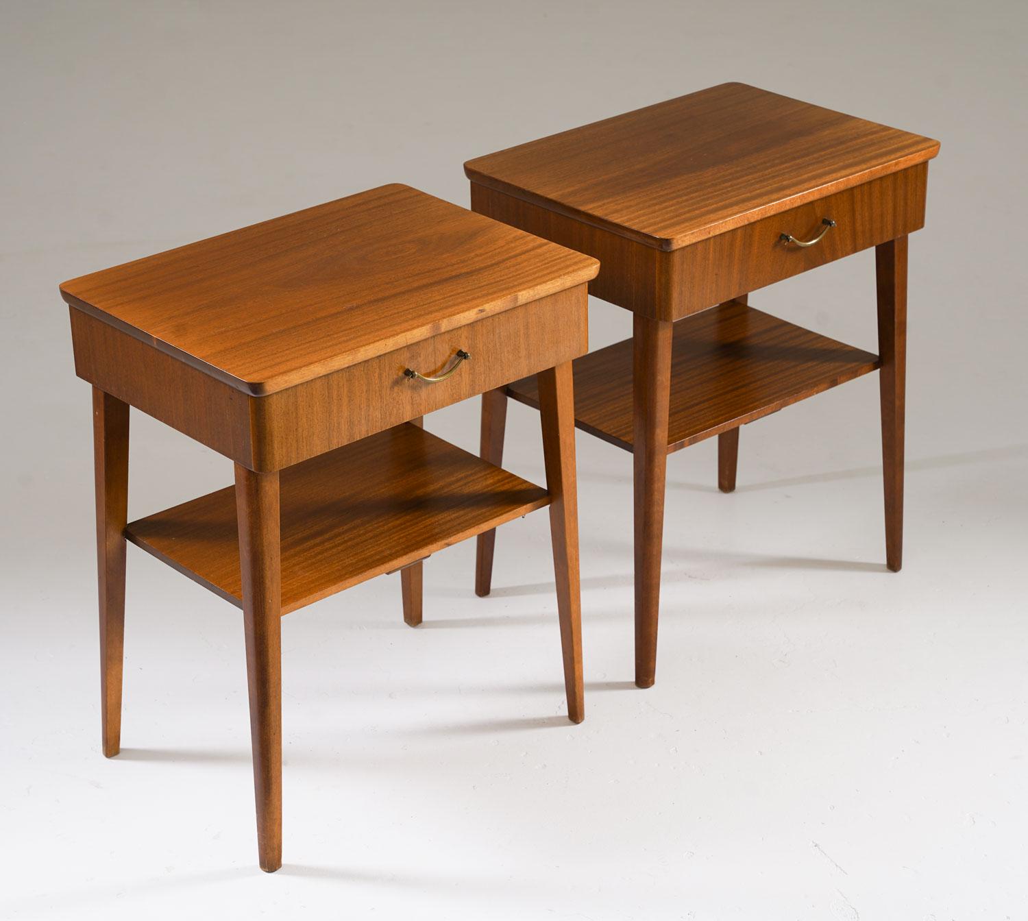 Schwedische Nachttische aus Mahagoni aus den 1940er Jahren. Jeder Tisch hat ein einfaches, aber funktionelles Design und verfügt über eine einzelne Schublade mit Messinggriff und eine offene untere Ablage für zusätzlichen Stauraum. Die konisch