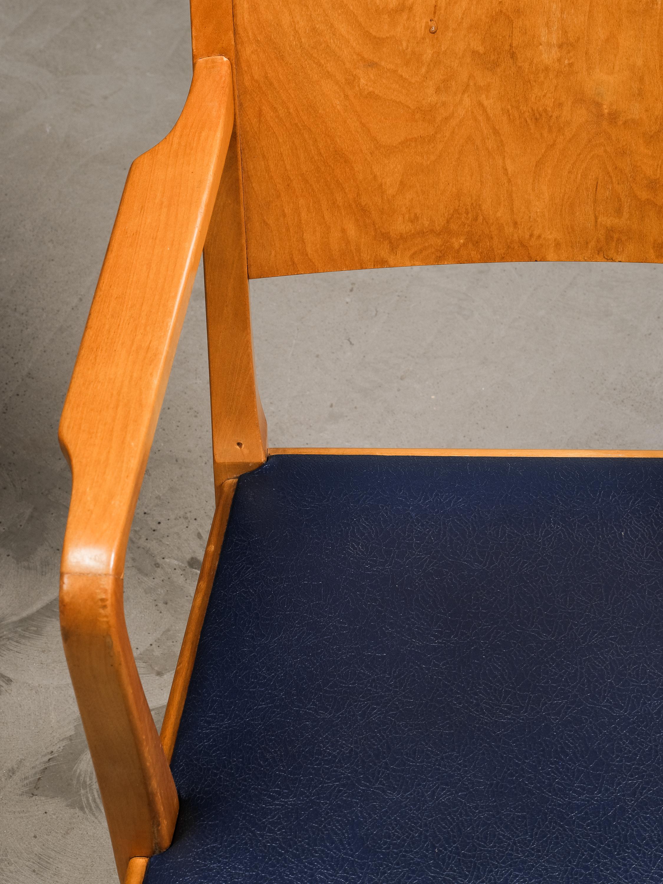 Swedish Modern Birch Armchairs with Blue Faux Leather Upholstery, 1940s im Angebot 3