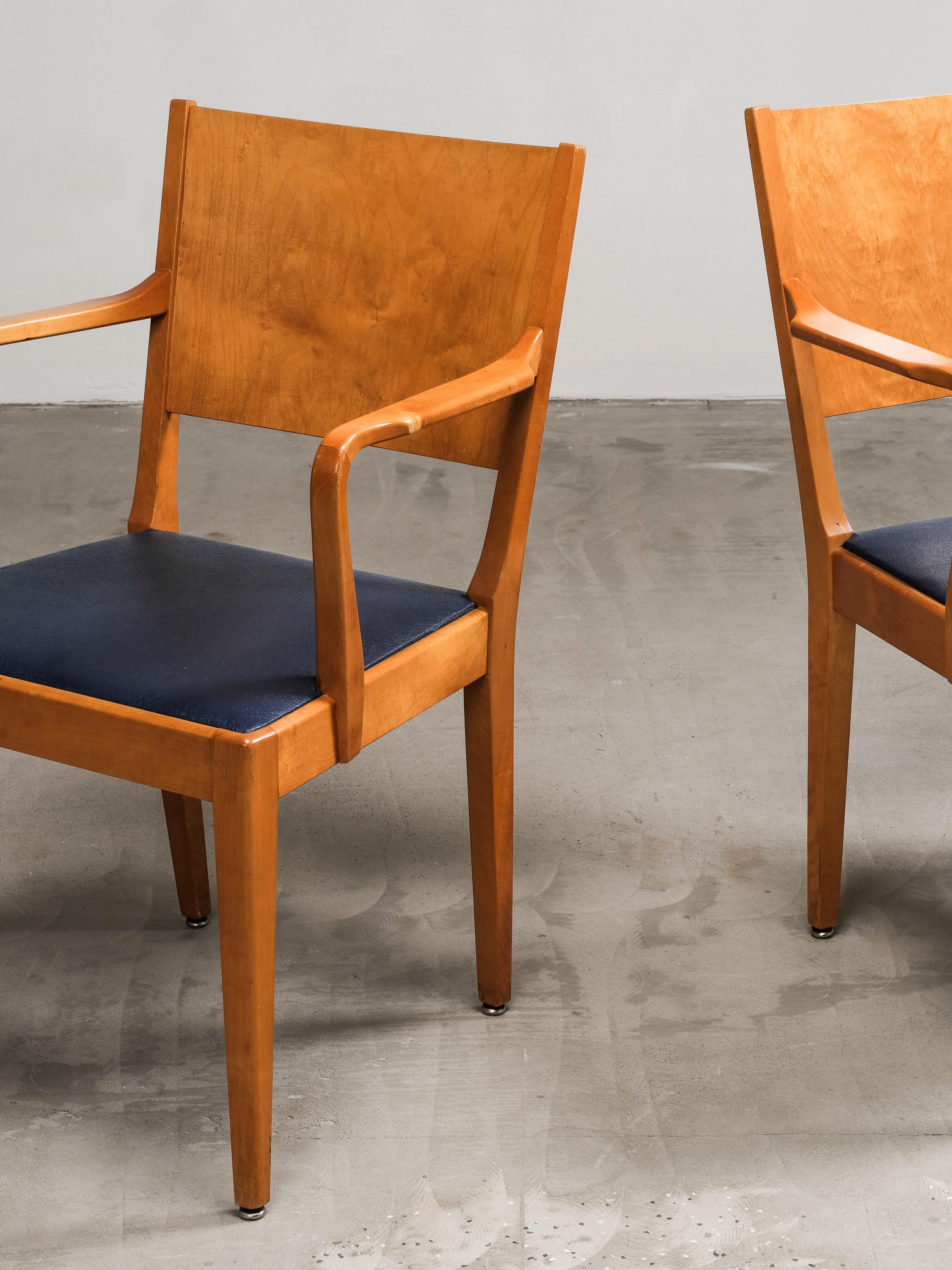 Swedish Modern Birch Armchairs with Blue Faux Leather Upholstery, 1940s im Zustand „Gut“ im Angebot in Karis, Nyland