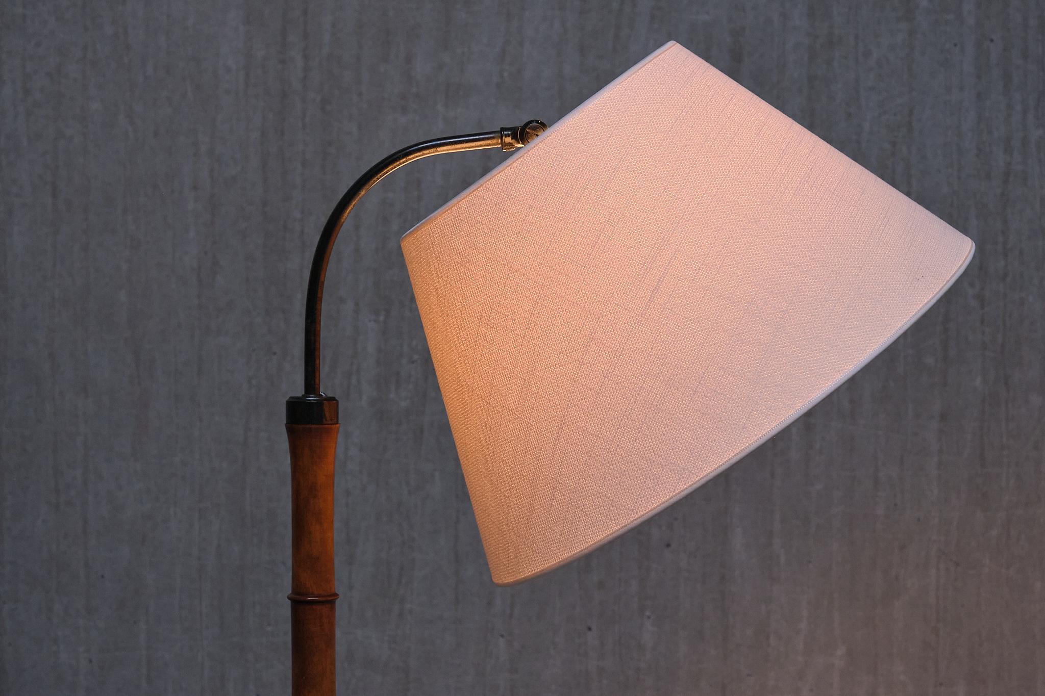 Lampada da terra moderna svedese in finto bambù di betulla con paralume regolabile avorio, anni '40 in vendita 3