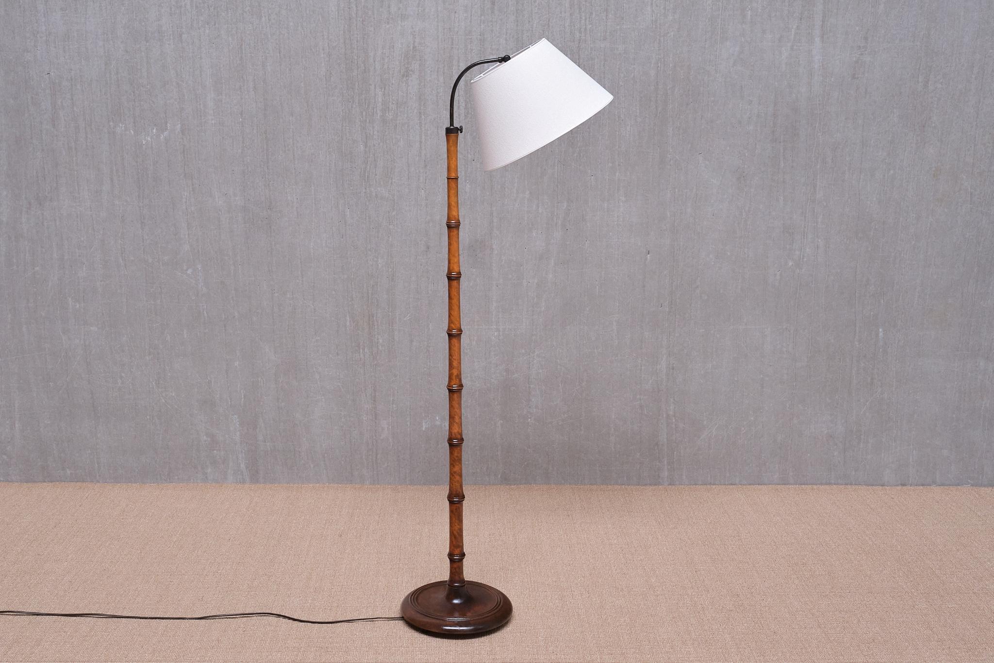 Questa elegante lampada da terra è stata prodotta in Svezia alla fine degli anni Quaranta.

La cornice è interamente realizzata in legno massiccio di betulla tinto. La lampada presenta una base circolare leggermente rialzata con dettagli ad anello