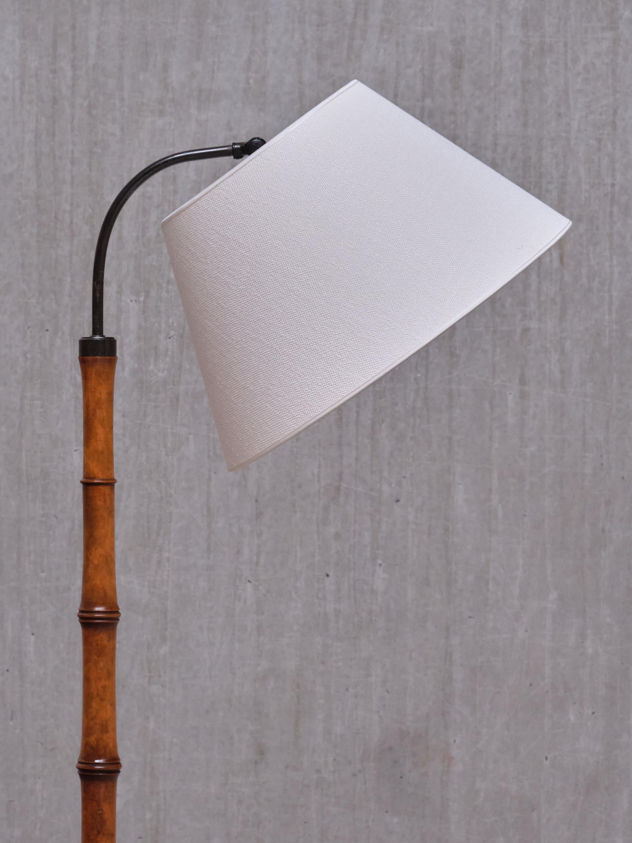Scandinavo moderno Lampada da terra moderna svedese in finto bambù di betulla con paralume regolabile avorio, anni '40 in vendita