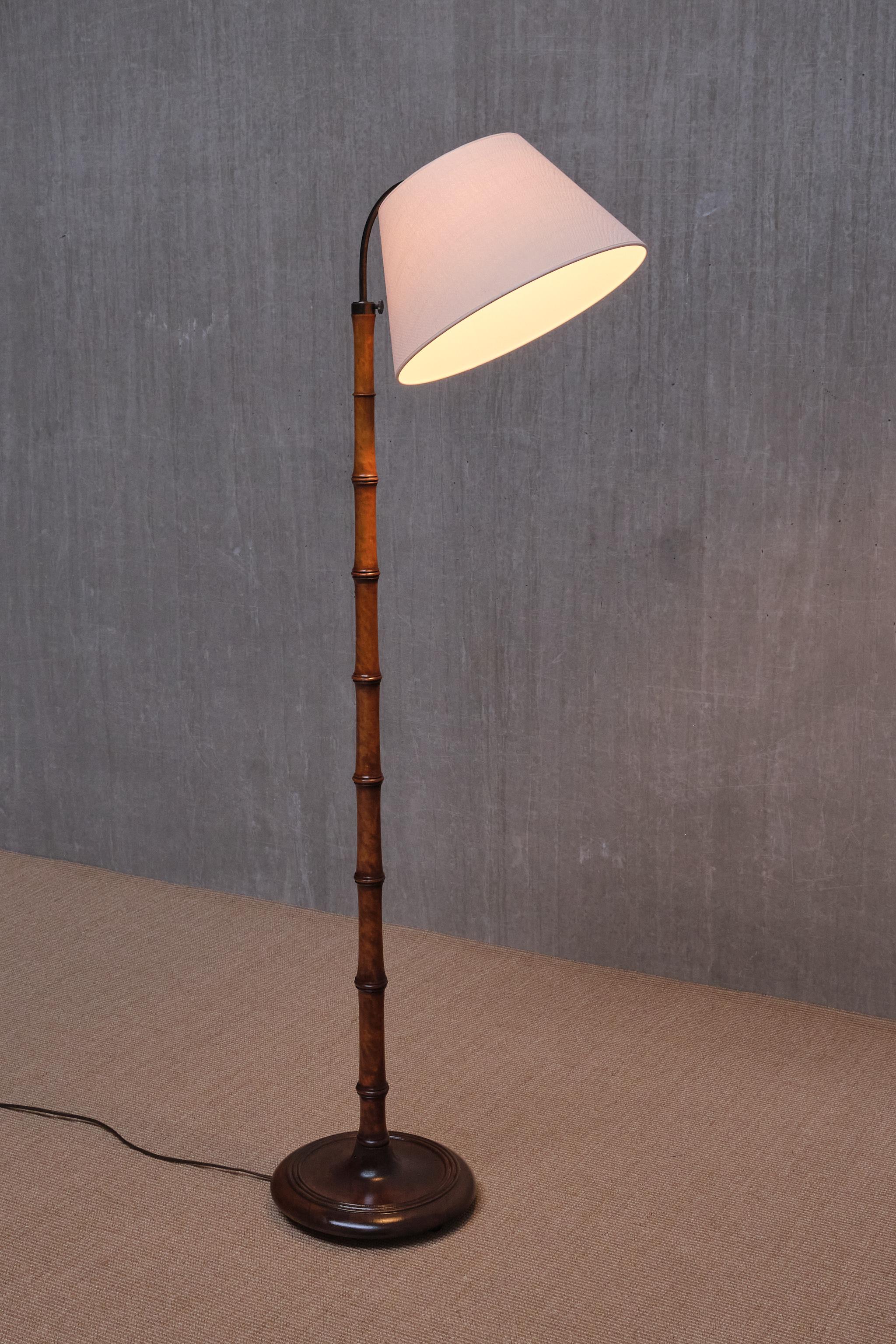 Svedese Lampada da terra moderna svedese in finto bambù di betulla con paralume regolabile avorio, anni '40 in vendita